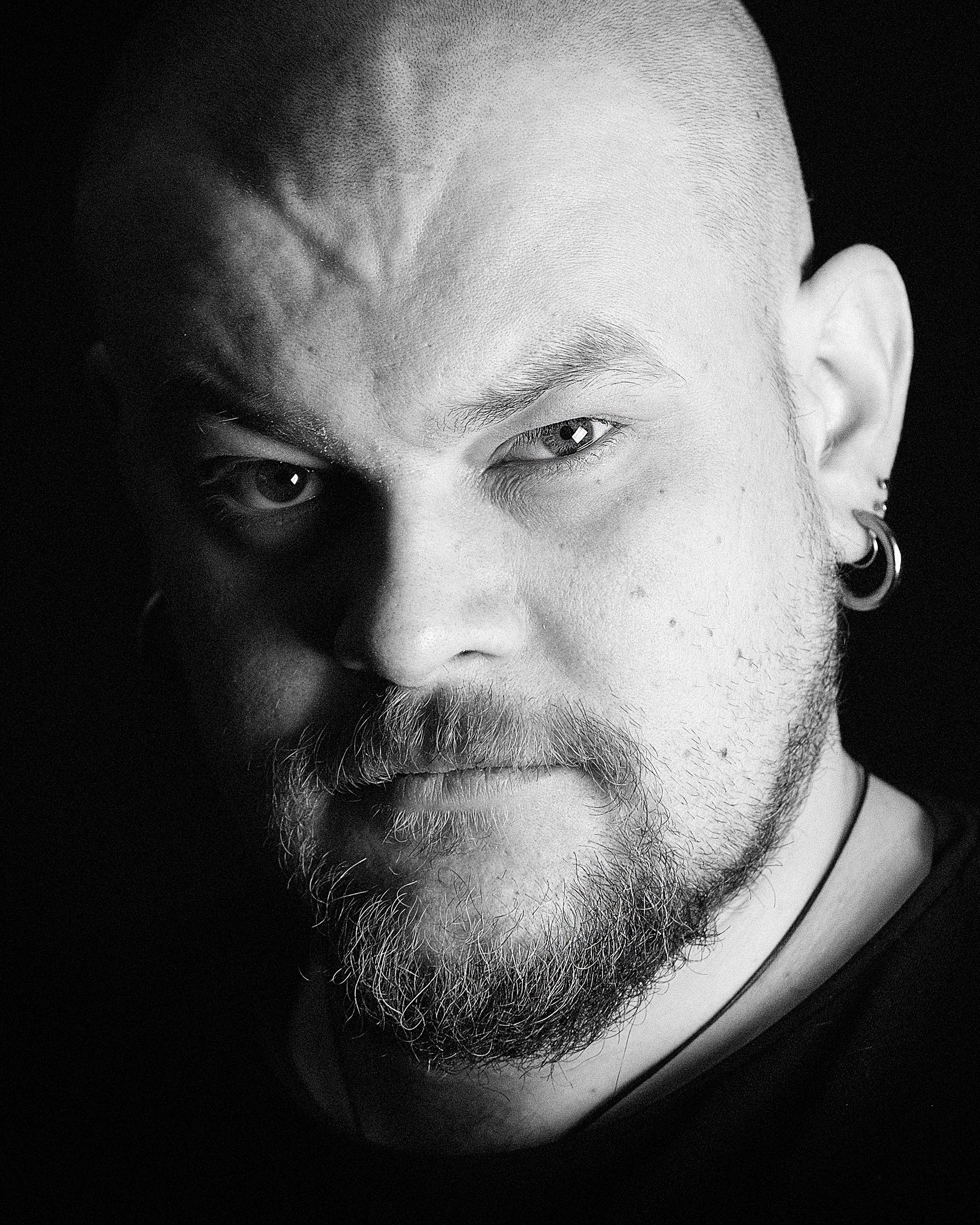 черно белый мужской портрет