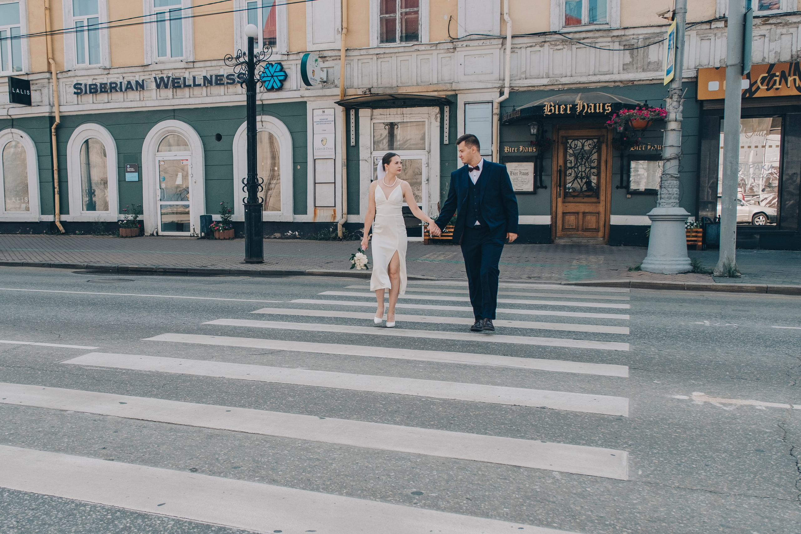 Свадебная прогулка в городе. Фотограф в Иркутске Анна Мирошникова