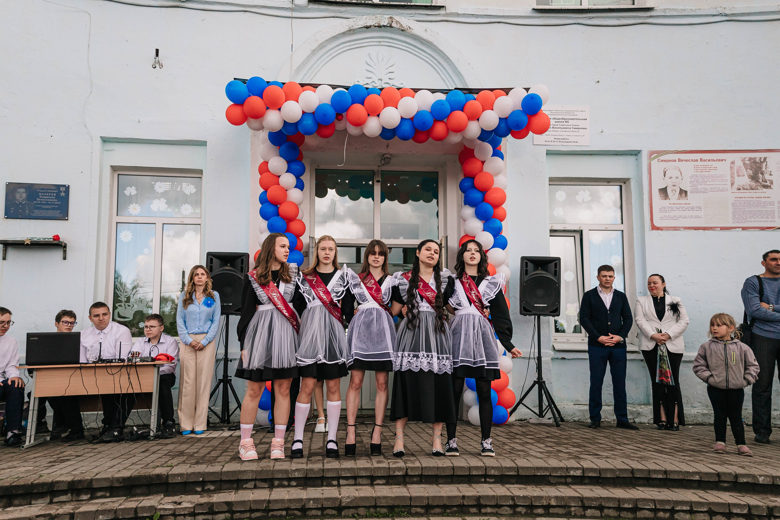 Последний звонок 9А класс МБОУ СОШ № 5 им. В. В. Смирнова, г. Невель. Фотограф Дарья Маташкова