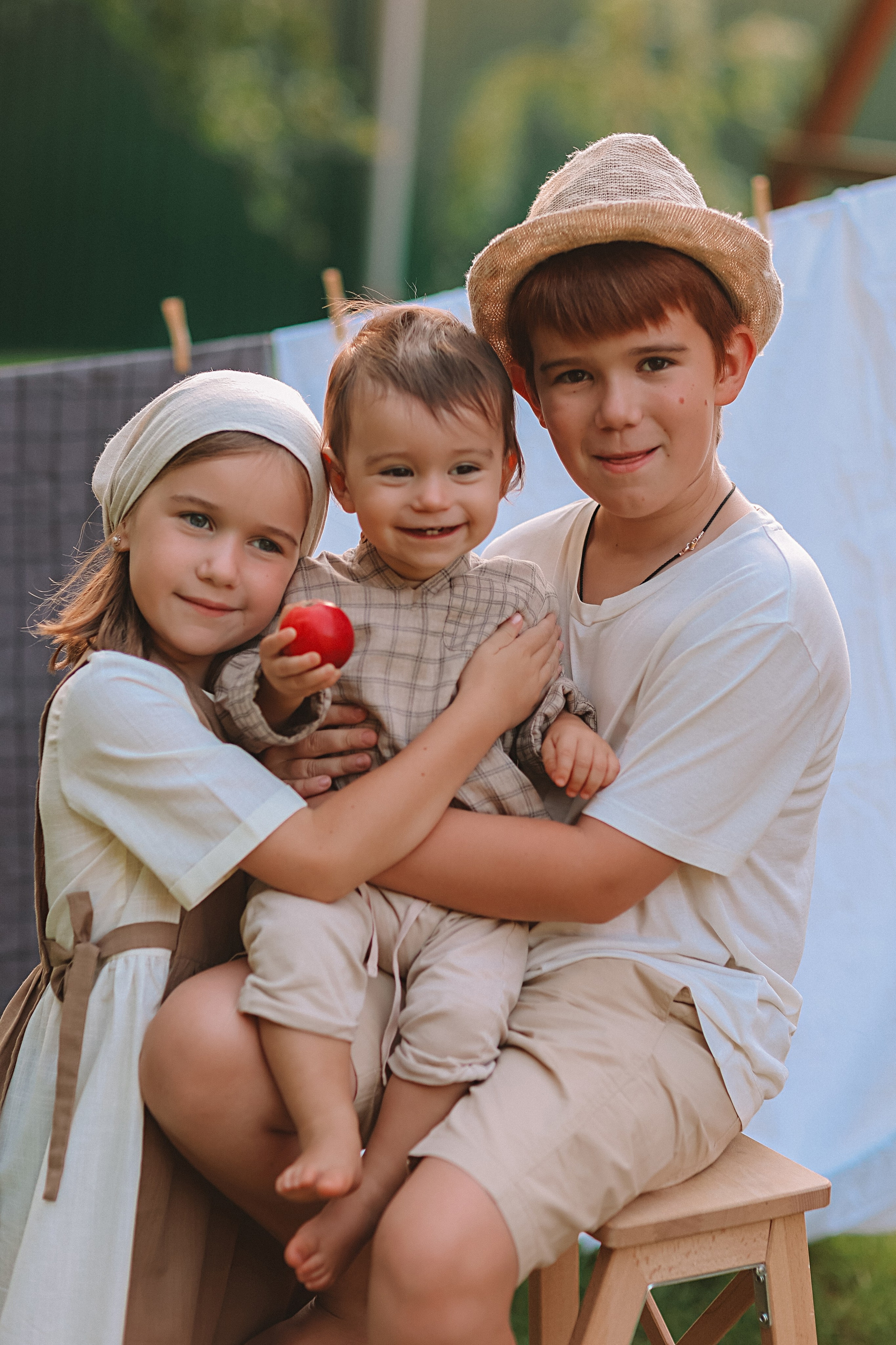 Стирка у дома. Семейный фотограф Тюмень, фотограф на роды Салмина Мария