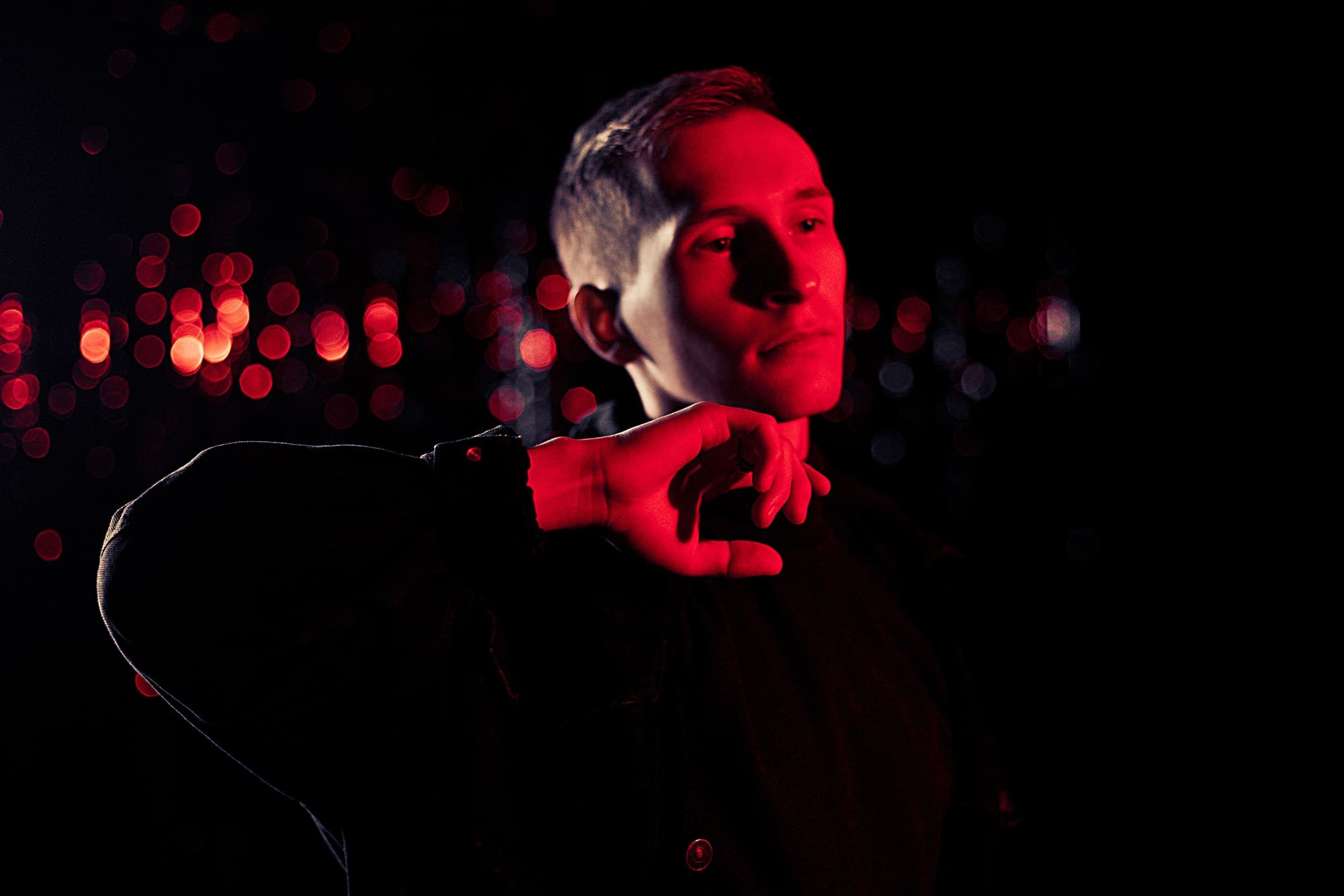 fashion-style-portrait-in-modern-interior-studio-saint-petersburg