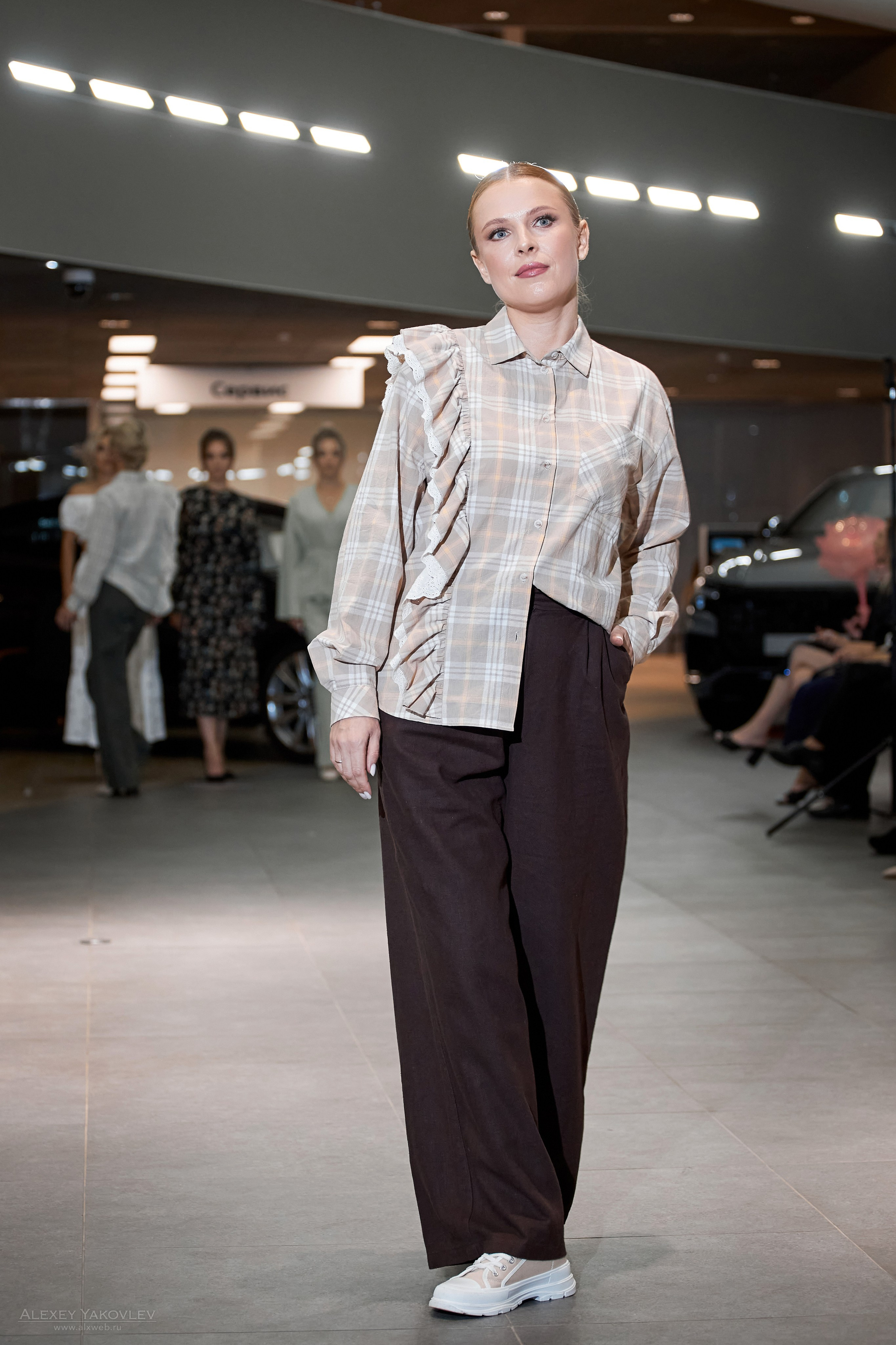 Модный показ PRE-FALL модельной школы Modeling+. Фотограф Алексей Яковлев