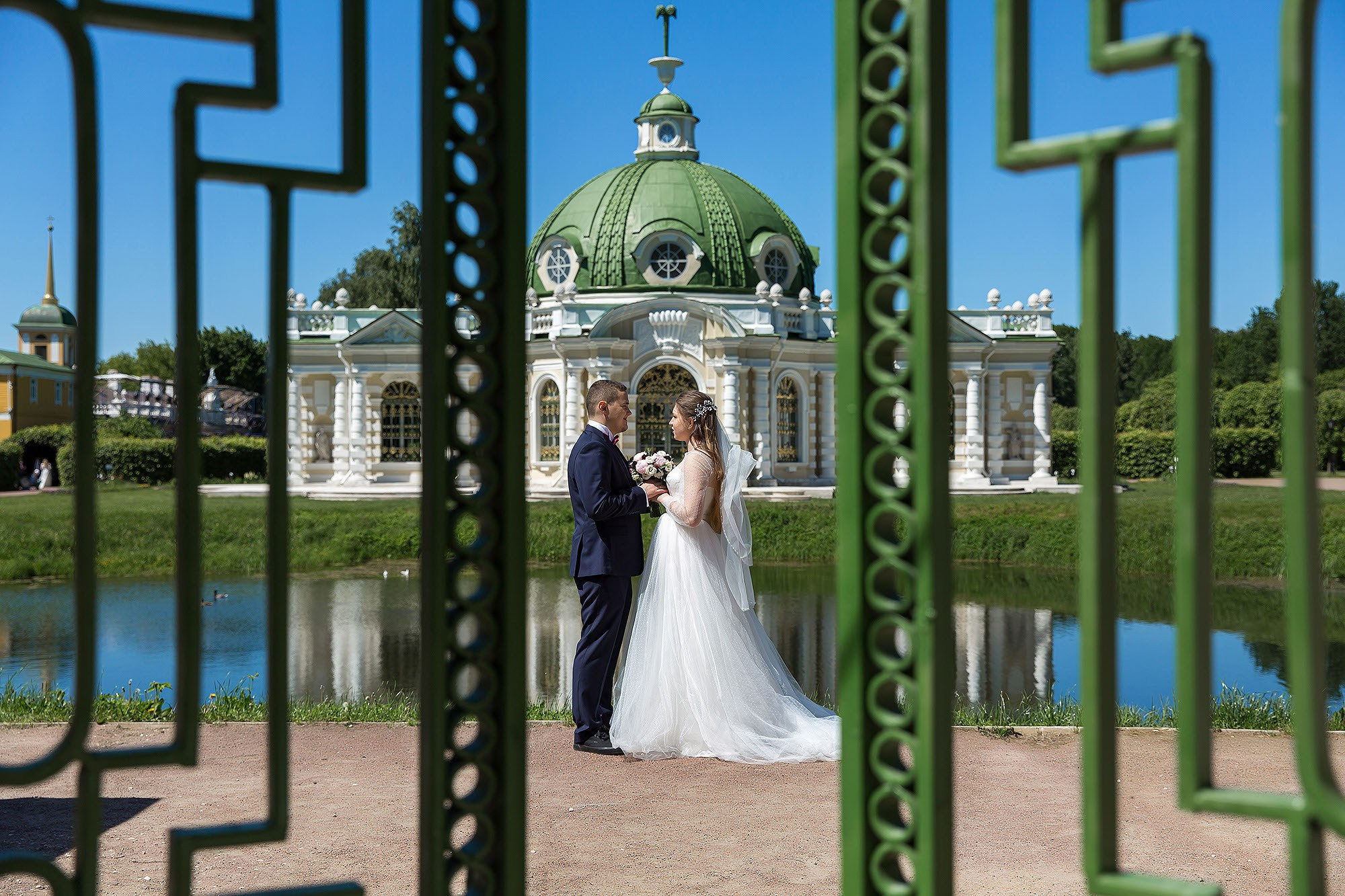 Прогулка, фотосессия жениха и невесты. Свадебная съемка. Фотограф в Москве Валерий Боцман
