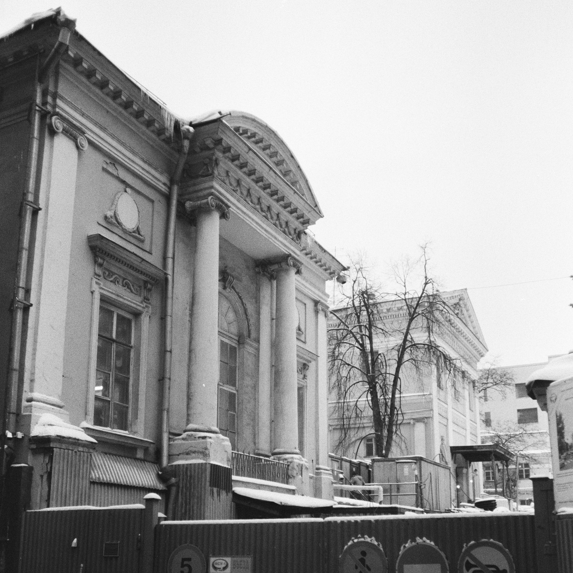 Воздвиженка / Voigtlander Bessa-T — Ultron 28 mm f2 / Fomapan 400 BW