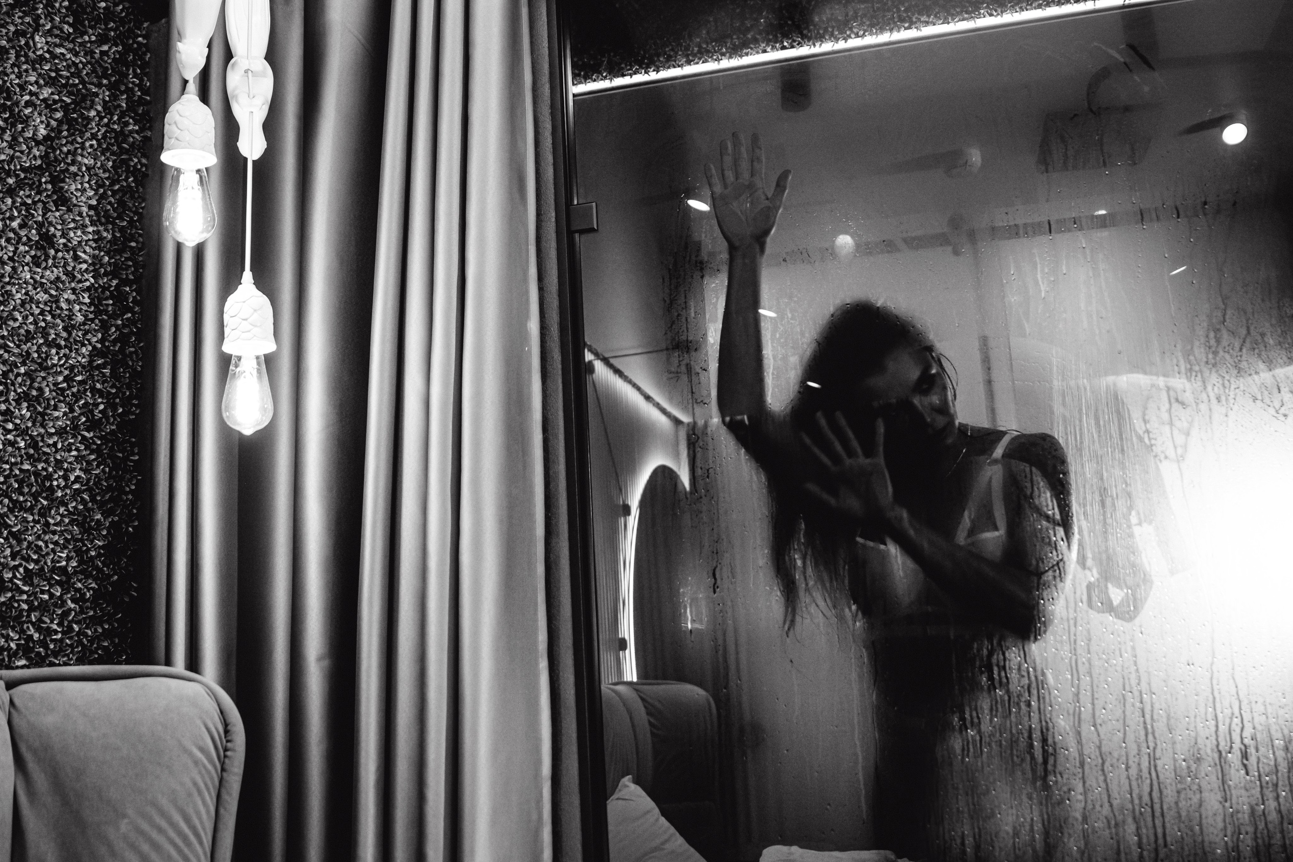 "Пылающий образ девушки, скрытый за искрящимися каплями на стекле, притягивает внимание и олицетворяет ее свободу и страсть."