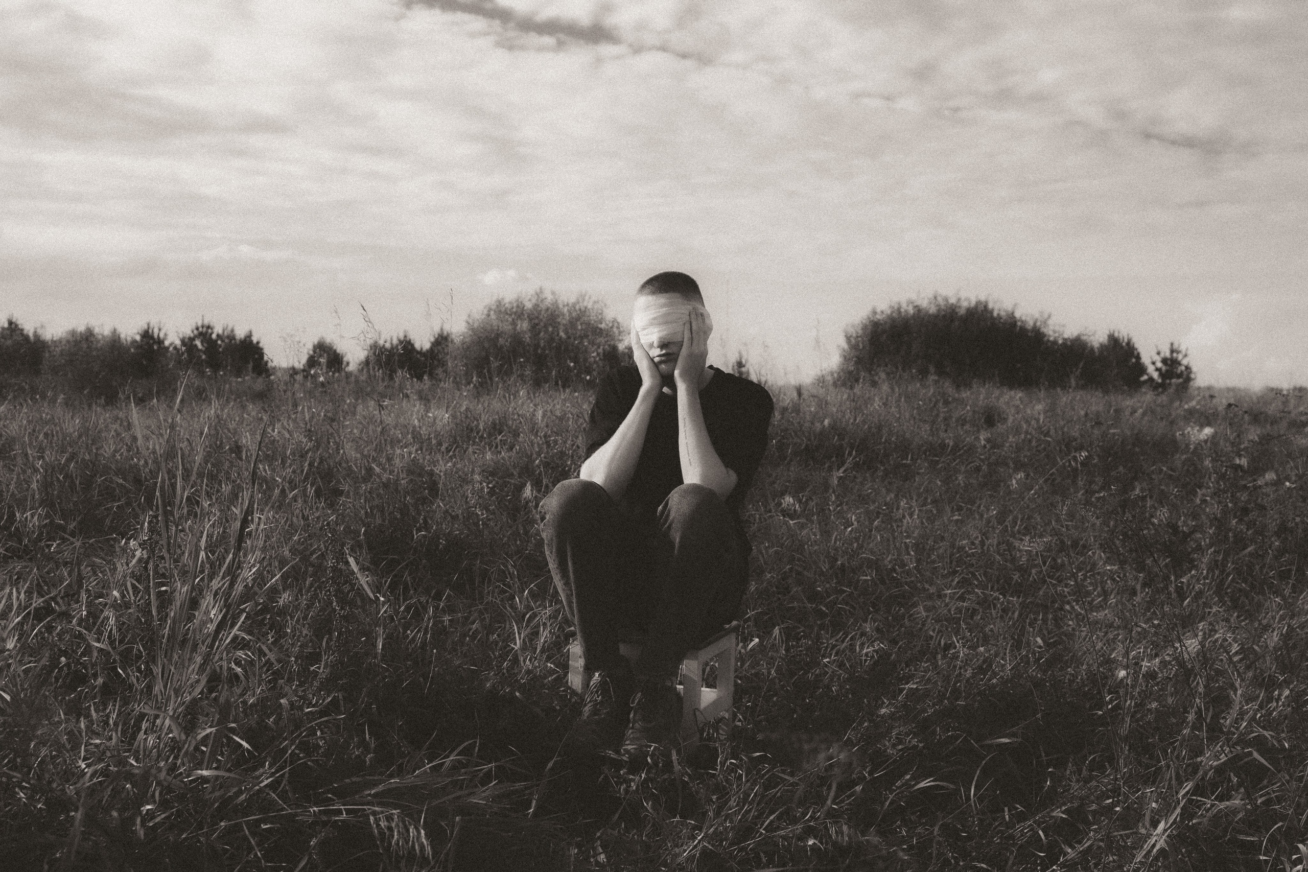 Никита в поле. Фотограф Настя Булочка Екатеринубрг