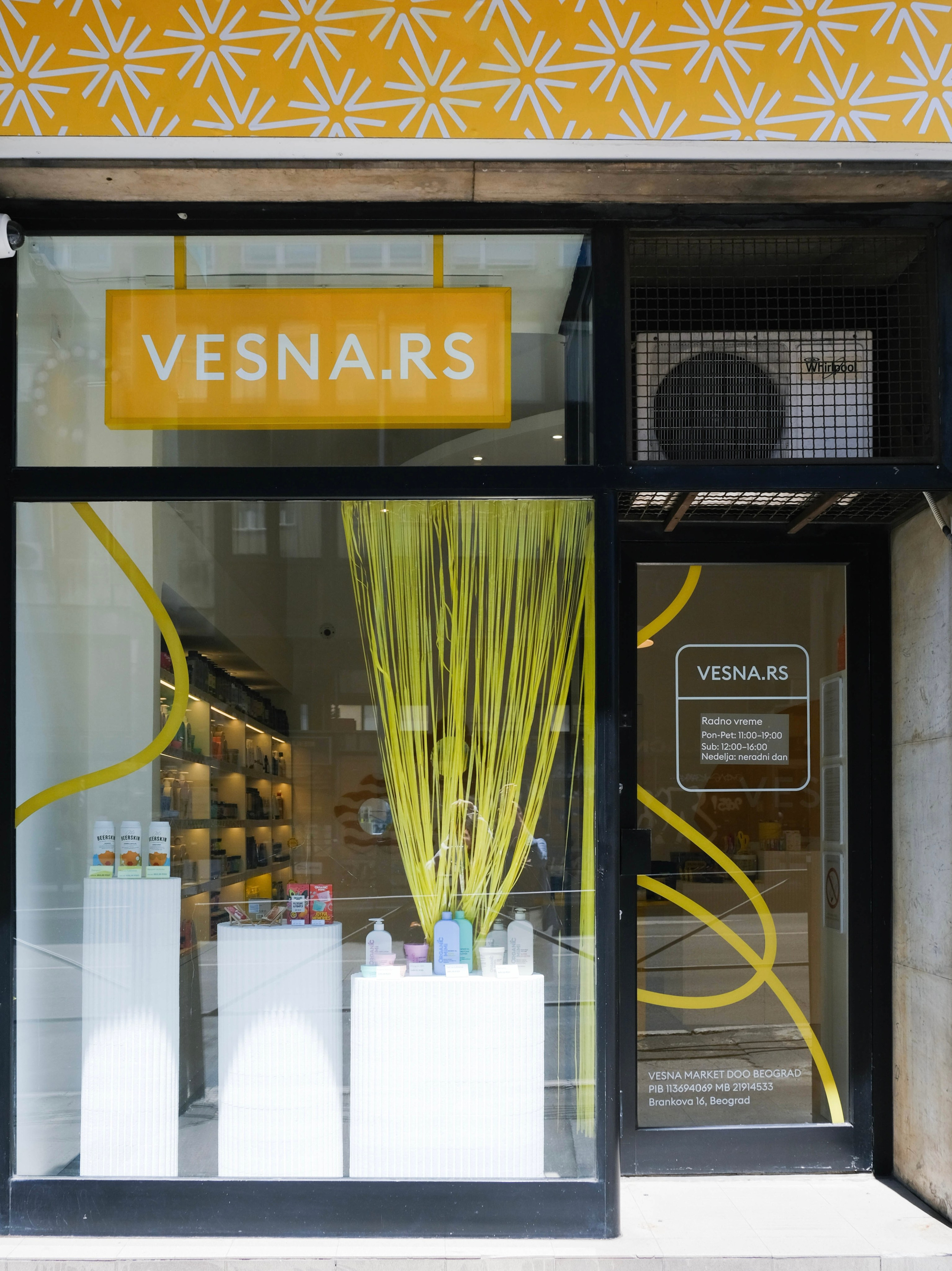 Яркий дизайн для магазина косметики в центре Белграда. Дизайн интерьеров по всему миру