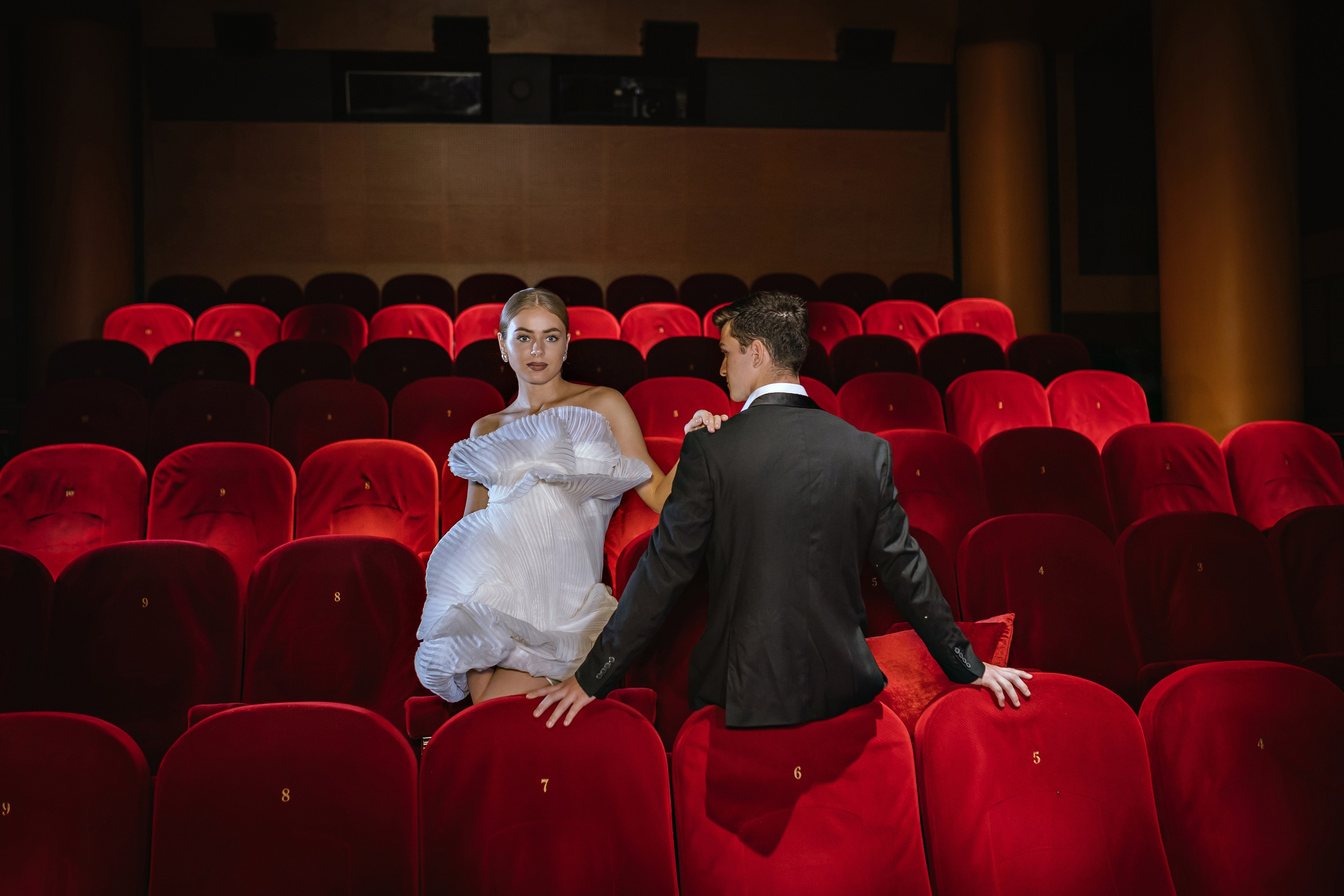 Свадебная фотосессия в кинотеатре. Фотограф и видеограф Москва. Свадебный фотограф, видеограф. Выпускные альбомы. Оживающие альбомы