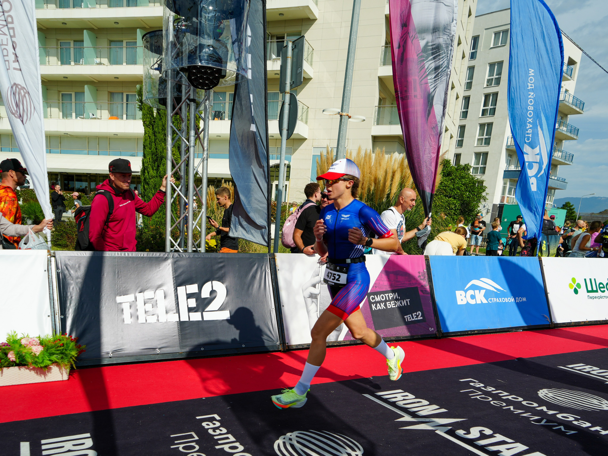 Фотоотчет партнерской интеграции для компании TELE2 на фестивале Ironstar. Репортажный фотограф в Красной Поляне и Сочи Павлюченко Екатерина