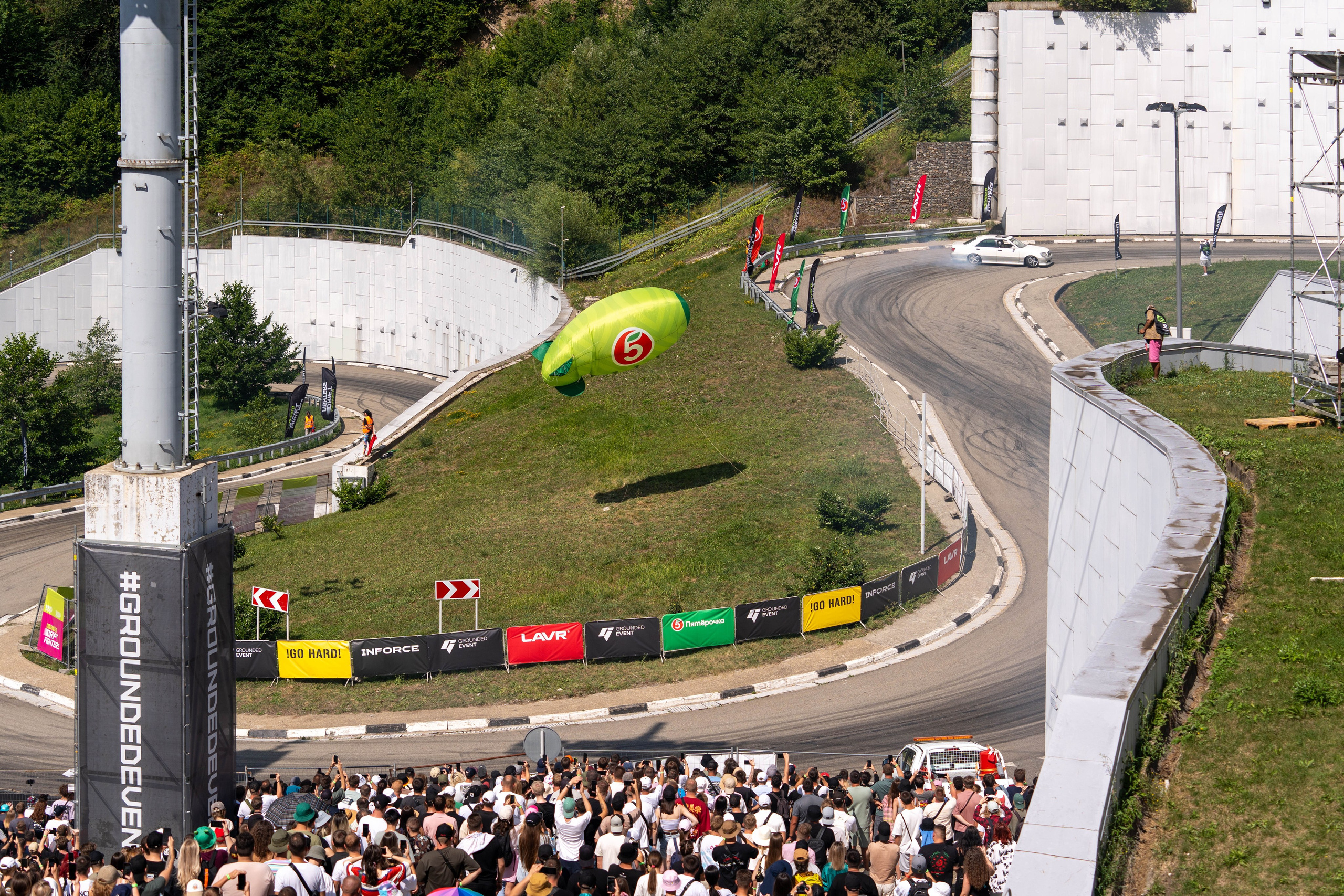 Фотоотчет партнеской интеграции для сети «Пятерочка» на фестивале «Grounded». Репортажный фотограф в Красной Поляне и Сочи Павлюченко Екатерина