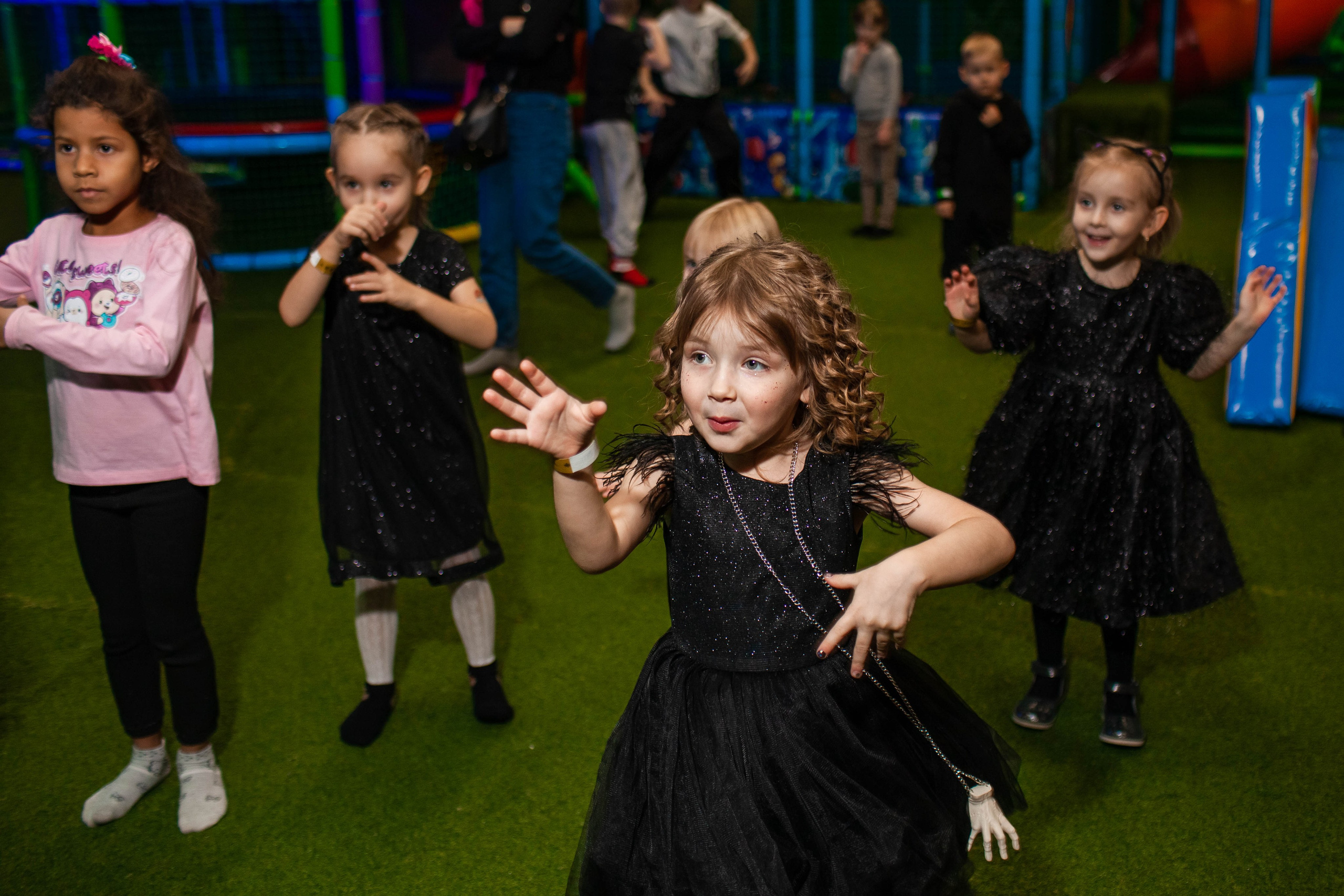 День Рождения Анечки в стиле Уэнсдей. Детский и семейный фотограф в Санкт-Петербурге Елизавета Сорокина