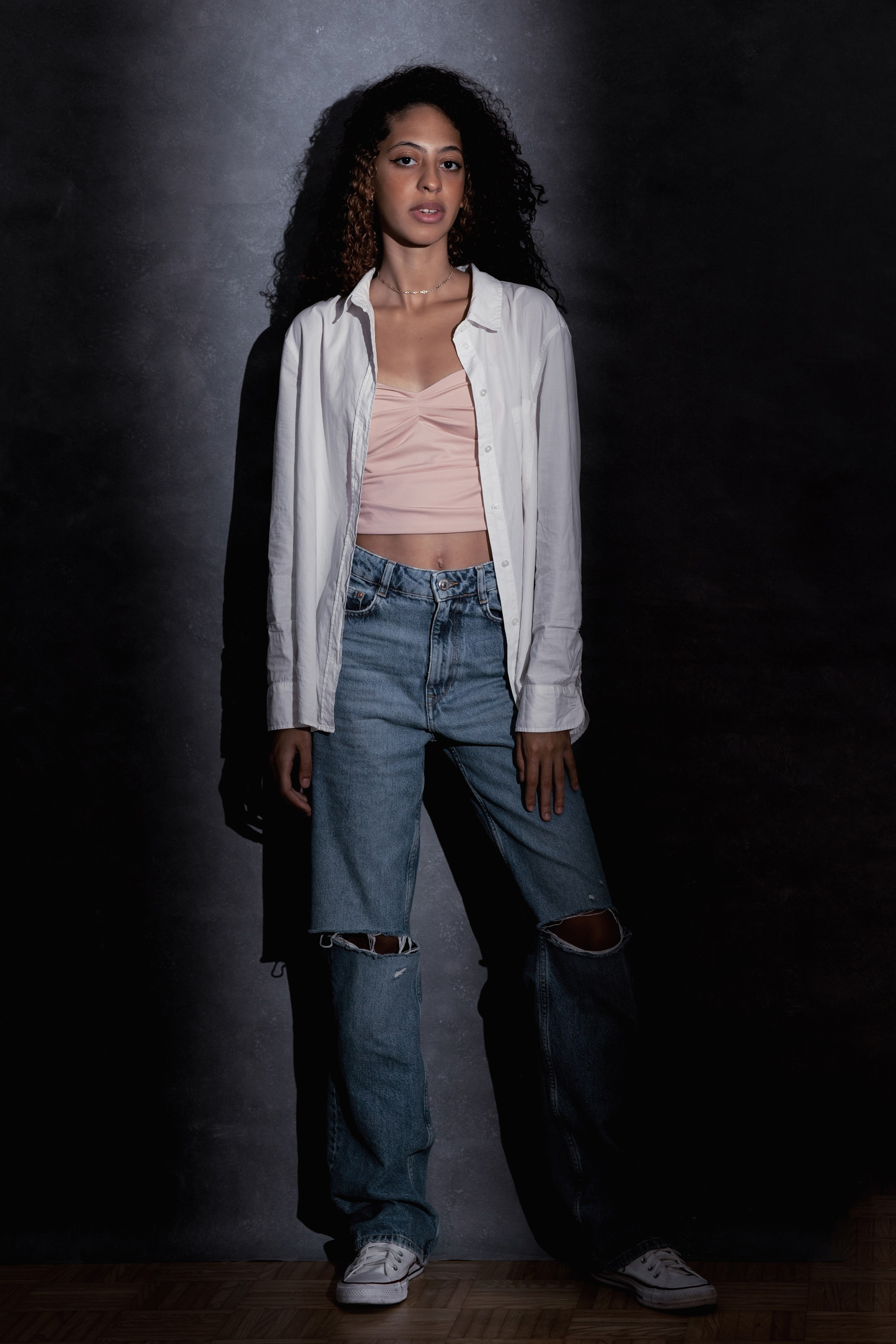 Студийный портрет афроамериканки на нейтральном фоне