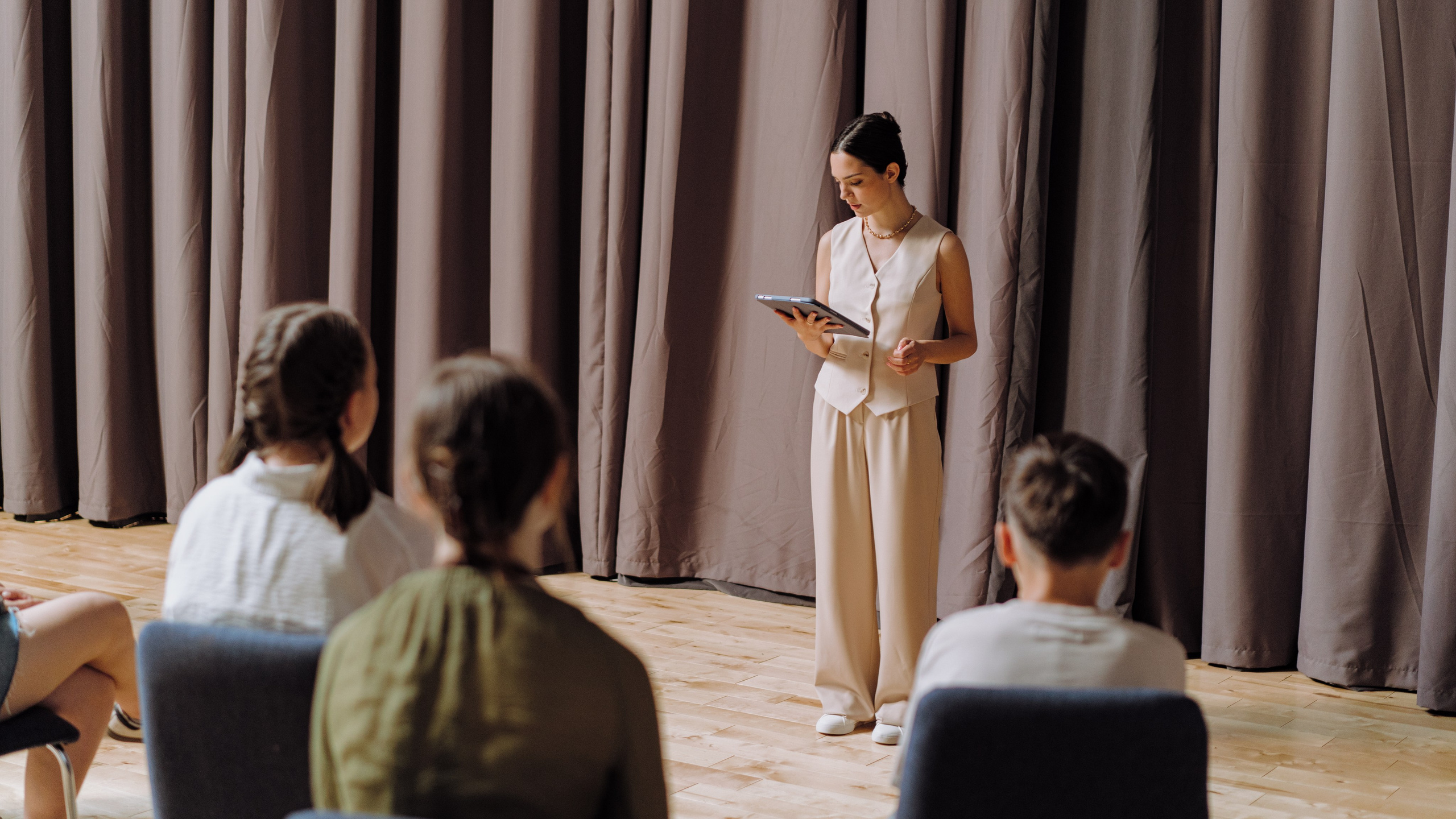 Женя Медведева / Уроки истории. Творческий и репортажный фотограф в Москве Клим Долгов