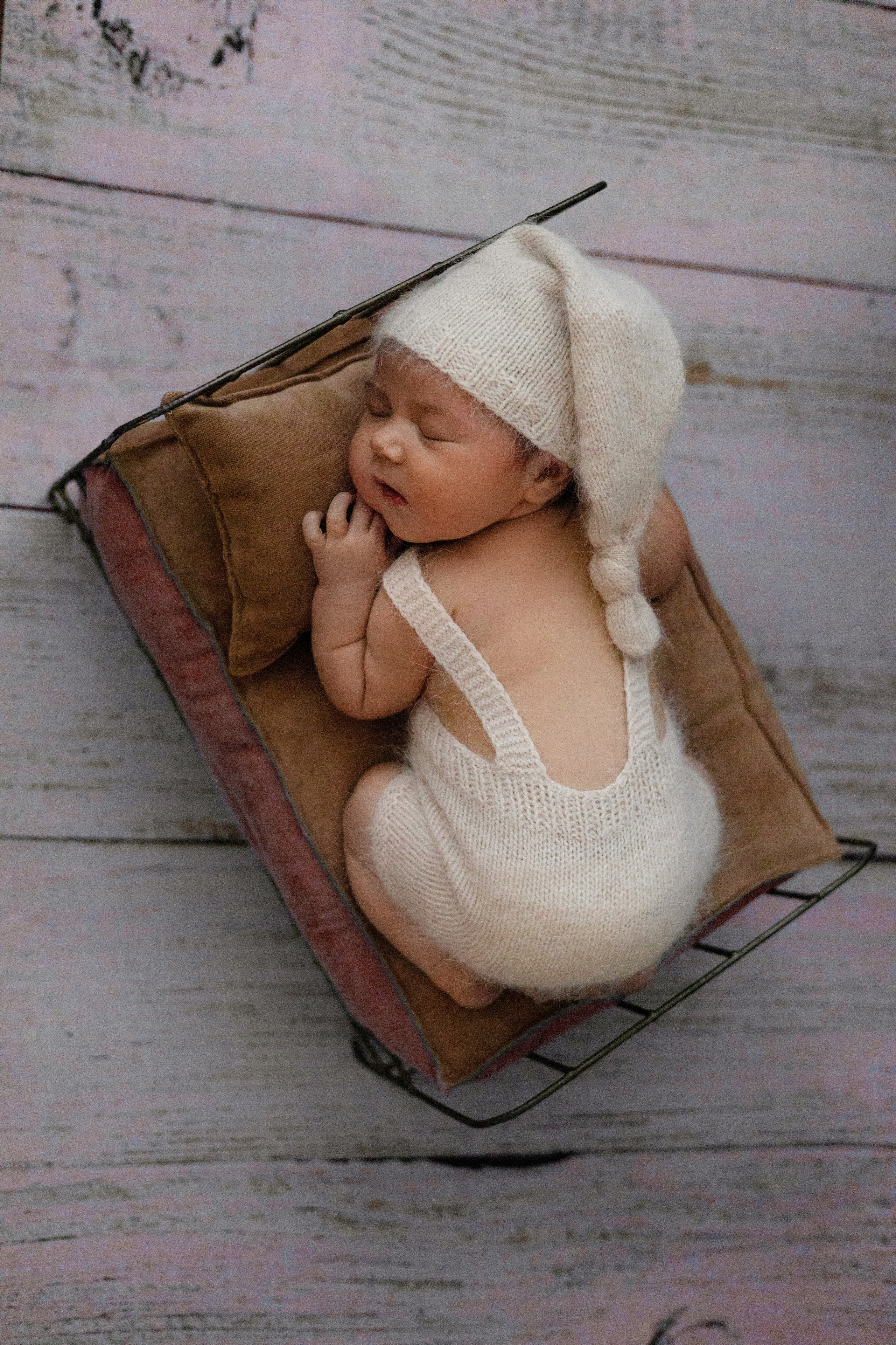 фотограф новорожденных саратов ньюборн фотосессия кроватка гном