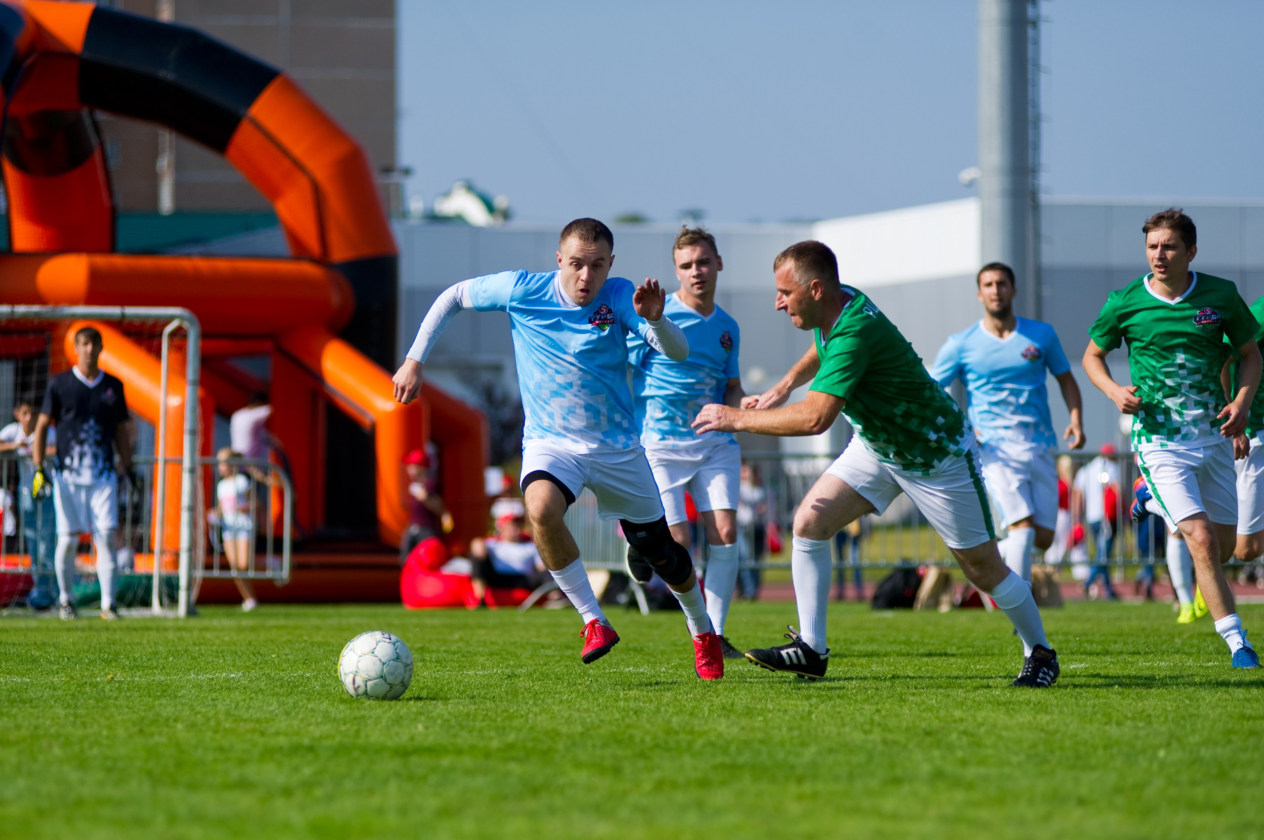 Турбофутбол (корпоративное соревнование «Пятерочки»). Репортажный фотограф и видеограф Слава Думчев. Тимбилдинги, отчетники, корпоративы