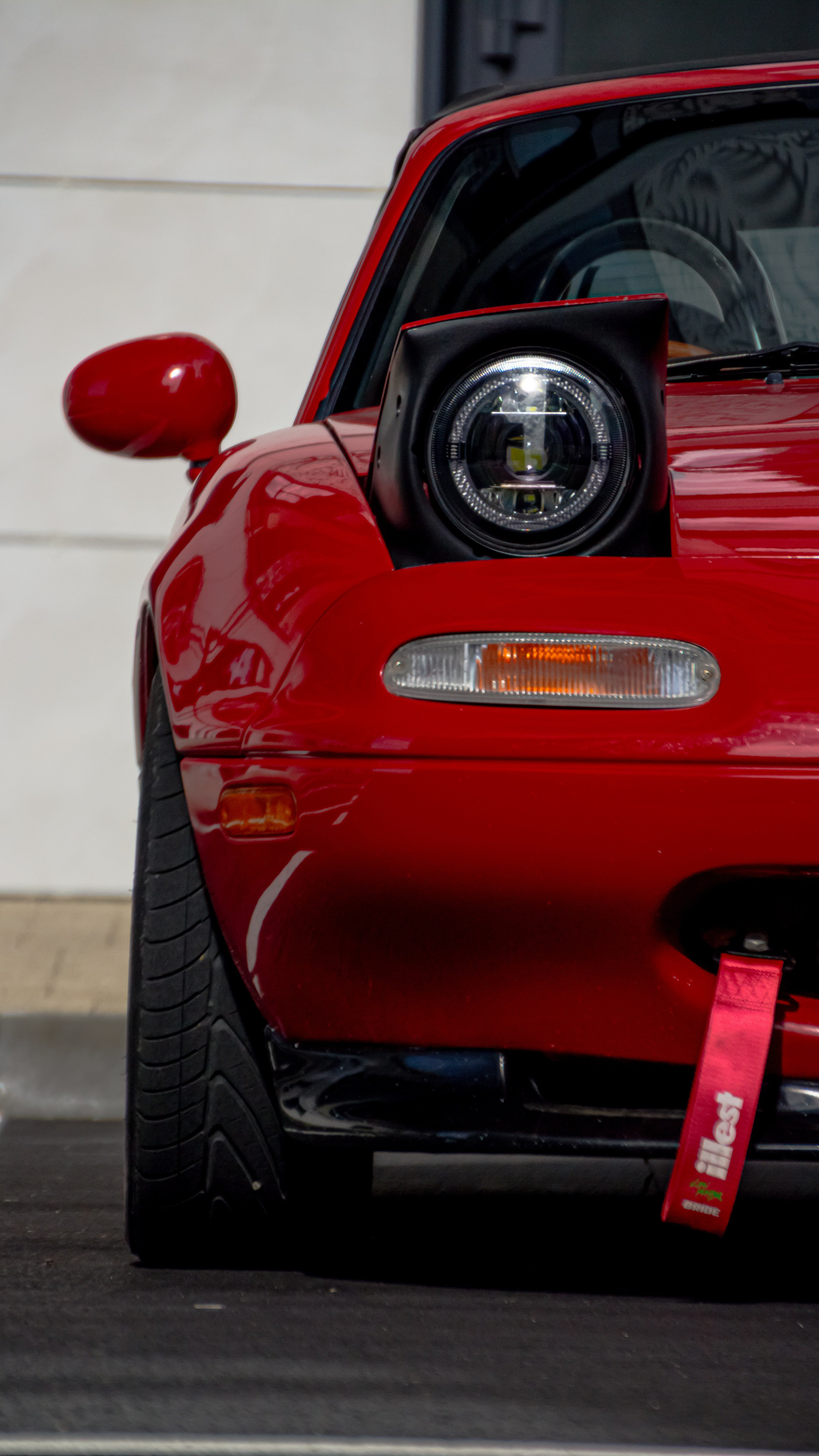Фото Mazda MX-5 Miata (Eunos Roadster) NA: красный родстер