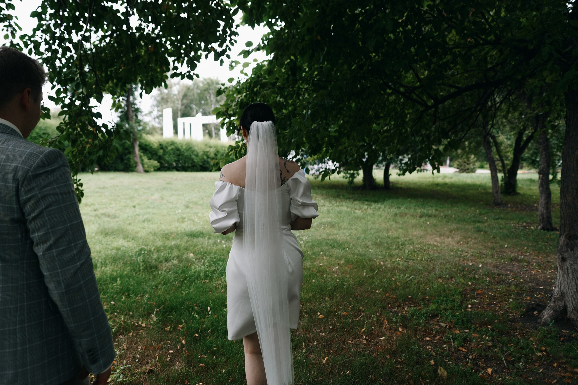 Свадебный фотограф Тюмень — Роман и Ксения: фотосессия с гостями и прогулка в парке. Портретный фотограф Тюмень Дарья Мустафина