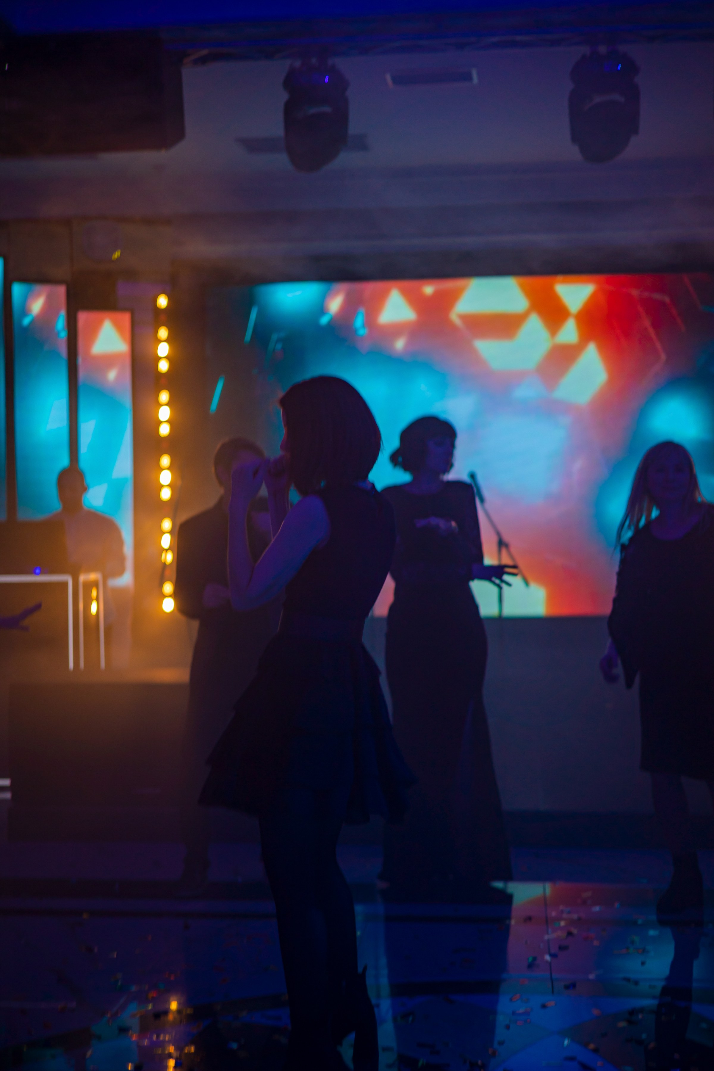 Банкетное часть корпоративного мероприятия танцующие люди в ночном клубе ресторане Кемерово