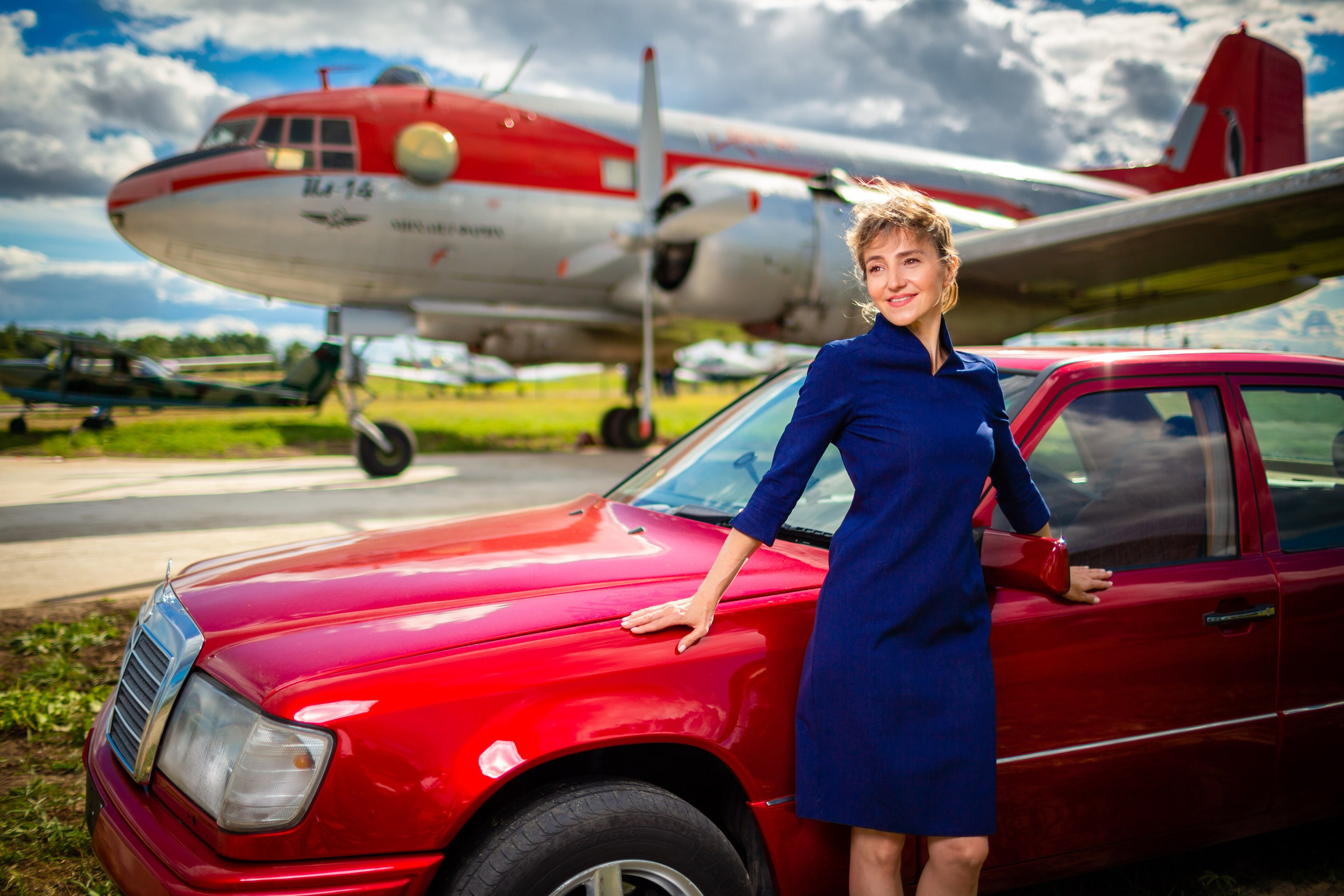 Фотосъёмка с автомобилями на аэродроме. Авиационная техника для кино, рекламы и фотосессий