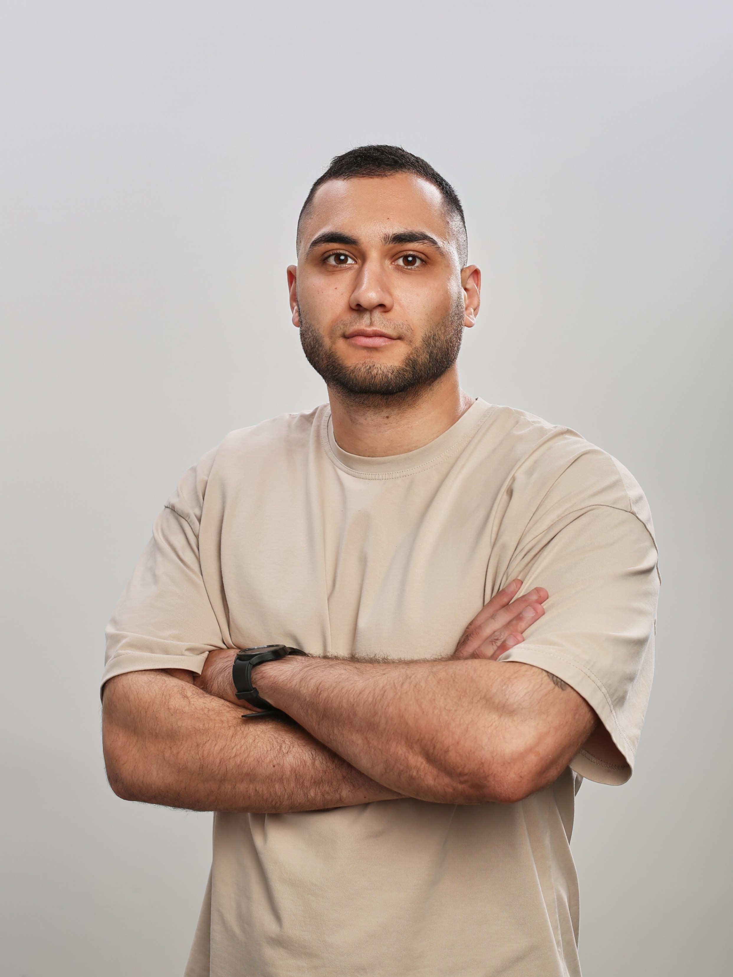 "Профессиональный портрет мужчины в студии""Женский портрет с естественным освещением""Крупный план портрета улыбающейся женщины""Портретная съемка в студии для делового портфолио"Для съемки сотрудников компании:"Группа сотрудников компании на корпоративной фотосессии""Портреты сотрудников офиса для корпоративного сайта""Фотосъемка команды компании в рабочей обстановке""Деловой портрет сотрудника для бизнес-профиля"