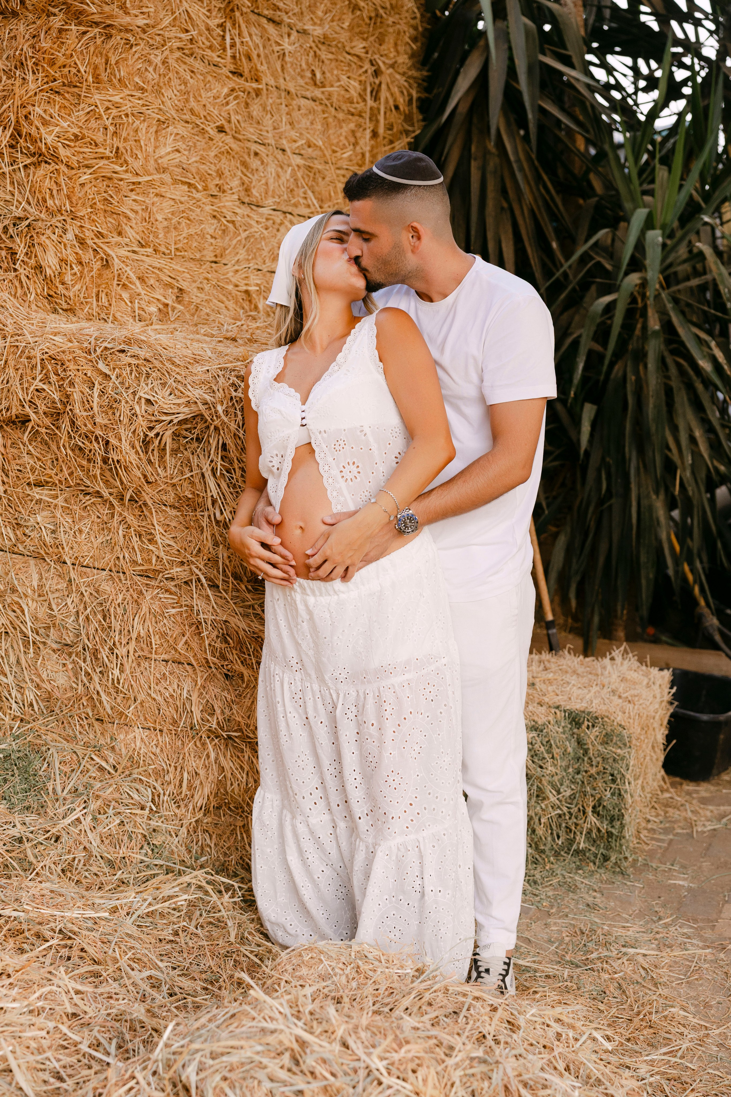 Pregnancy photoshoot at the horse farm. Главная
