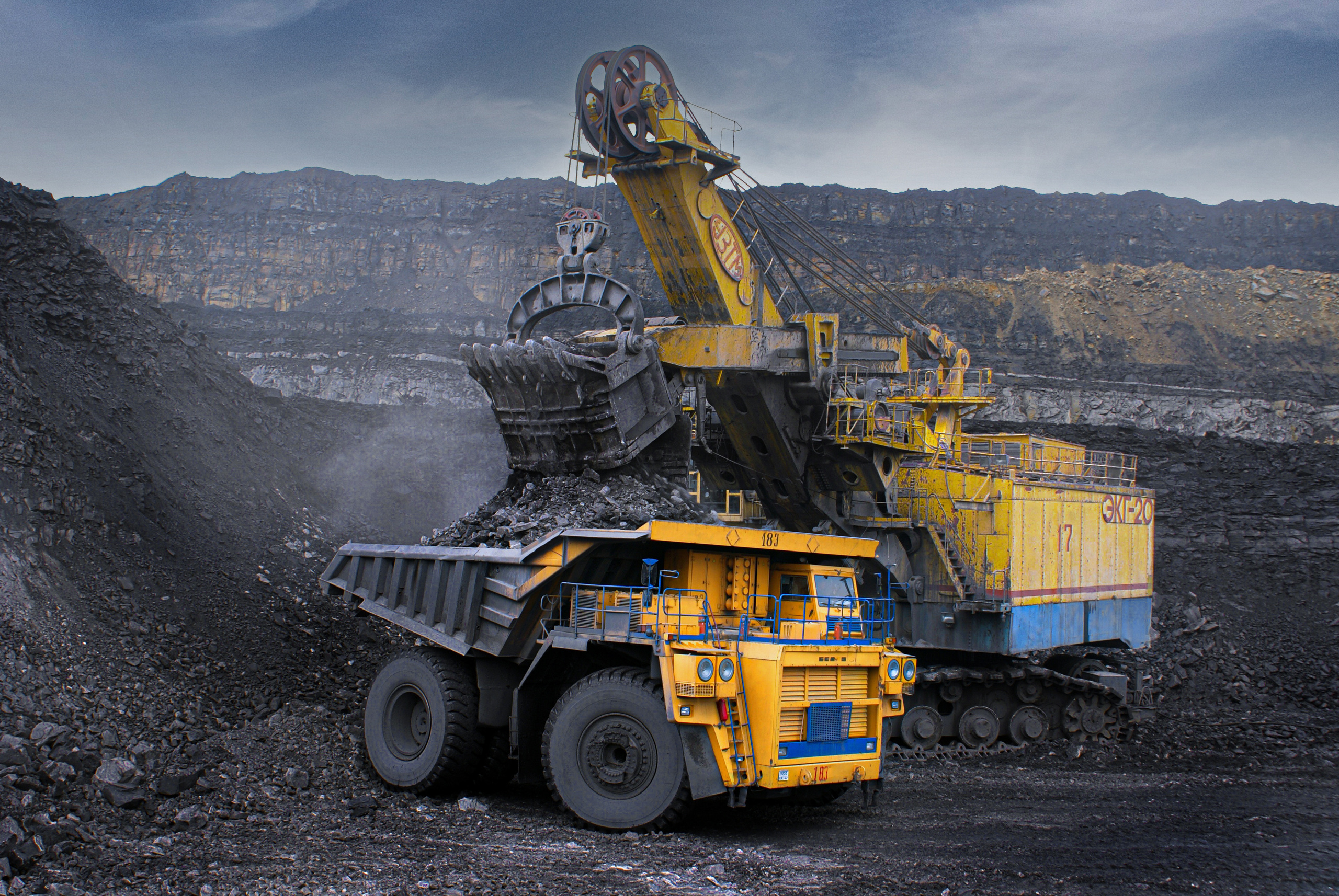 ТЯЖЕЛАЯ ПРОМЫШЛЕННОСТЬ. Режиссёр, клипмейкер, фотограф — Андрей Охота