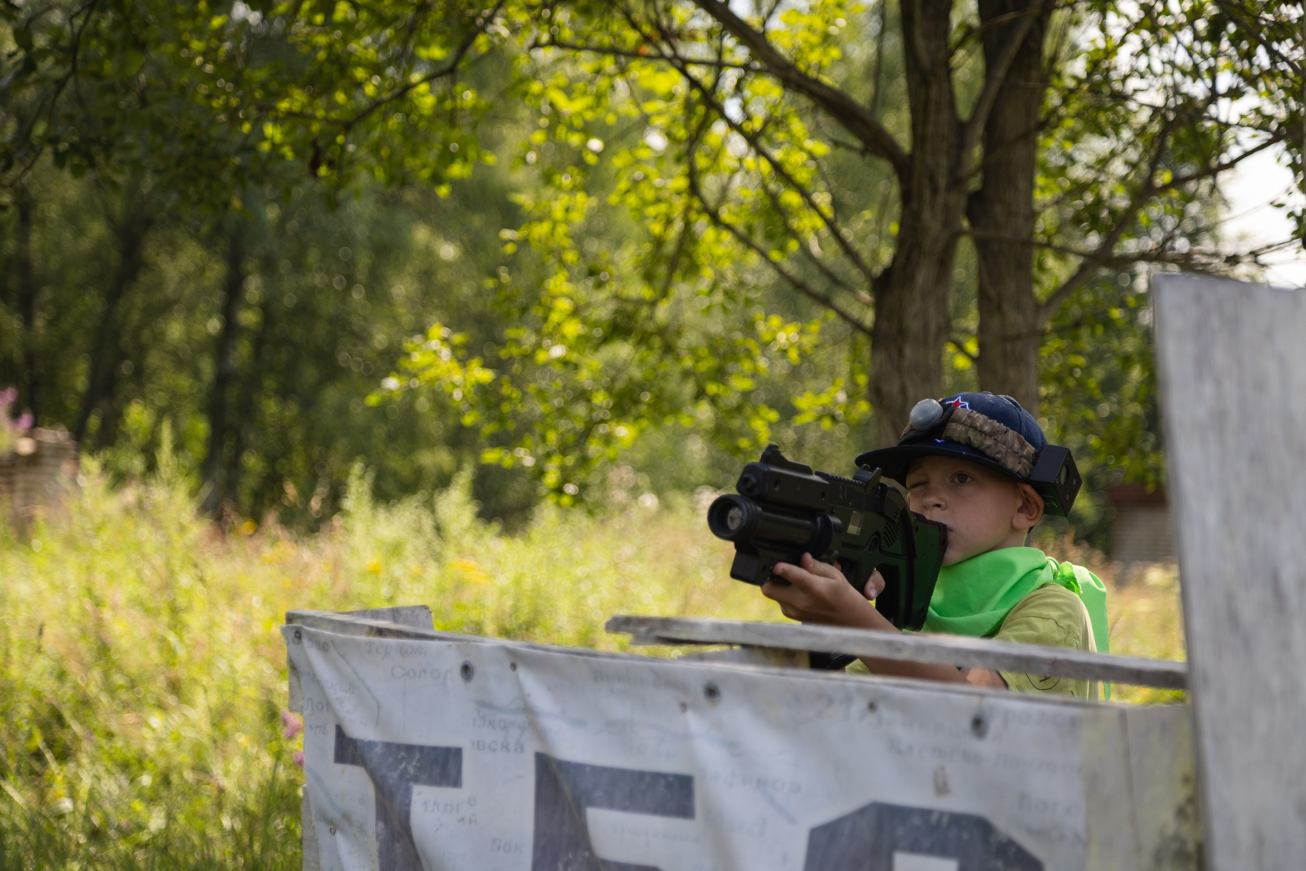 Лазертаг на природе с семьей. Документальный фотограф