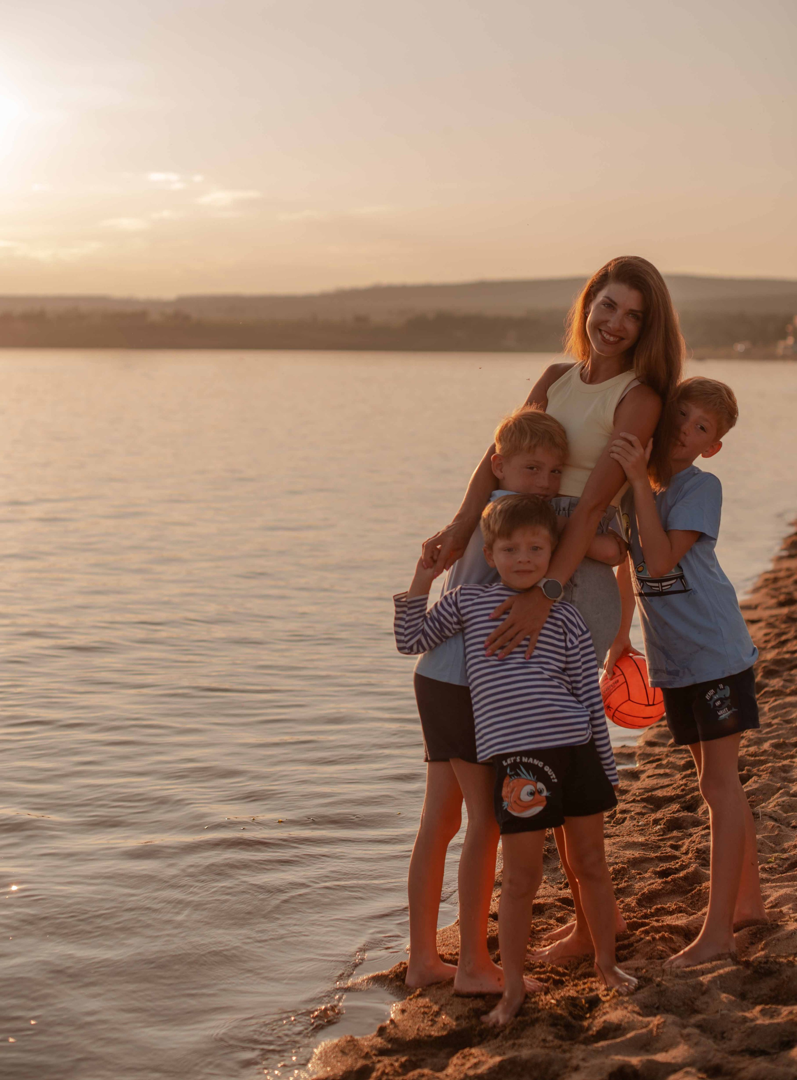 Катя и детишки на Арахлее. Фотограф Виктория Воронина