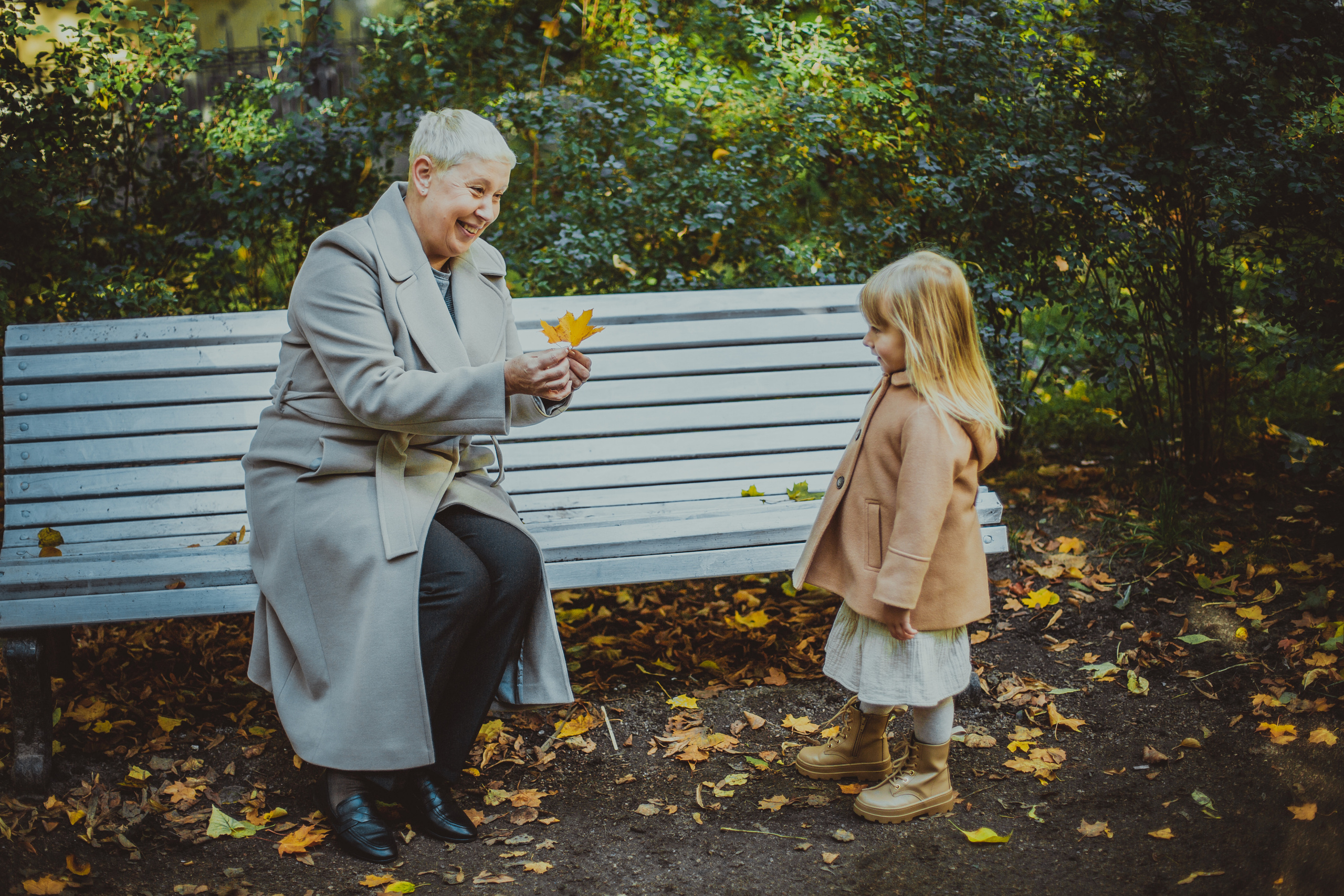 Фотосессия бабушки с внучкой во дворе Сен-Жермен. Детский, свадебный и семейный фотограф Юлия Курбатова, Санкт-Петербург