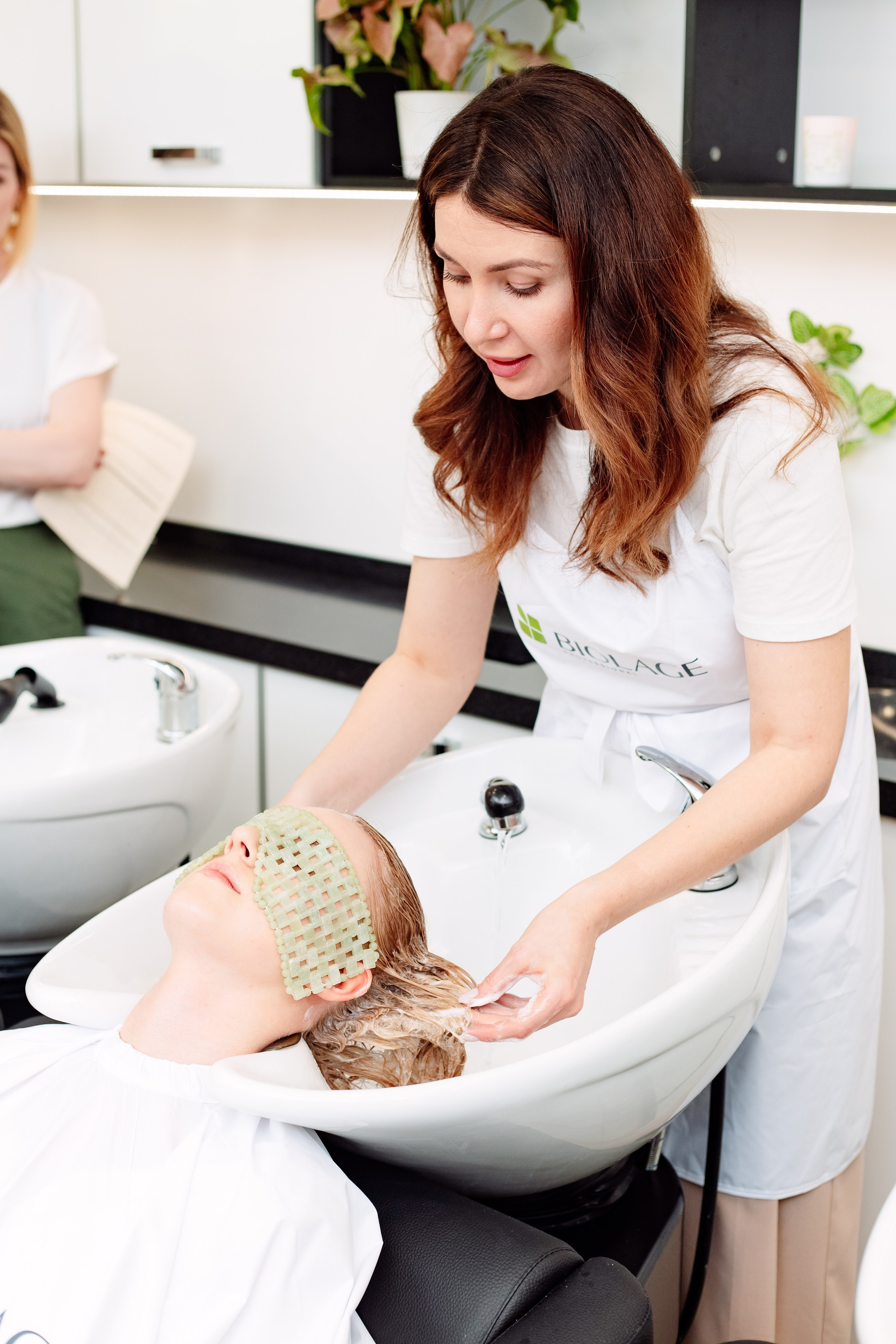 Мытьё волос в парикмахерской