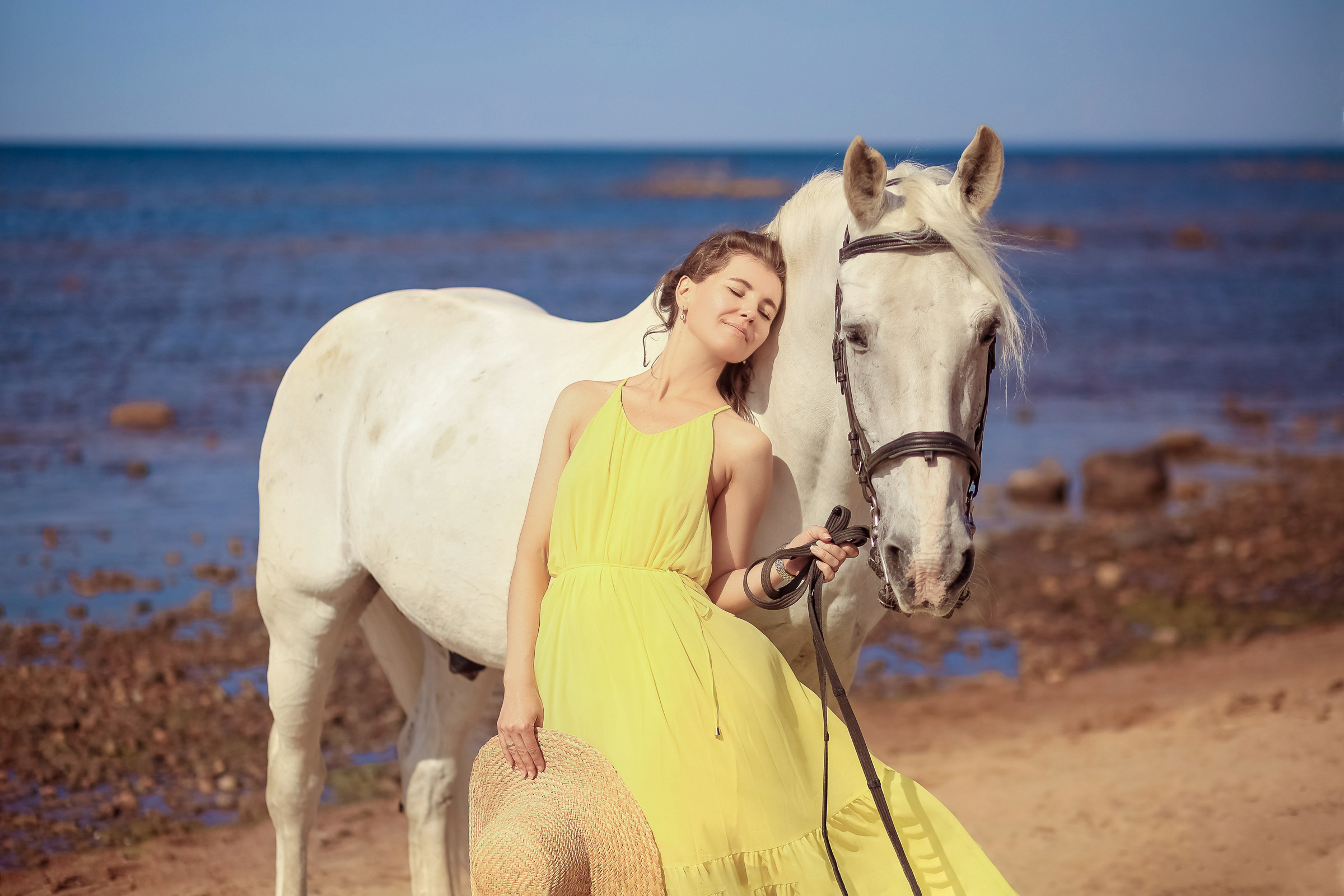Фотосессия с белым конем в Санкт-Петербурге. Фотограф женский и мужской портрет Санкт-Петербург