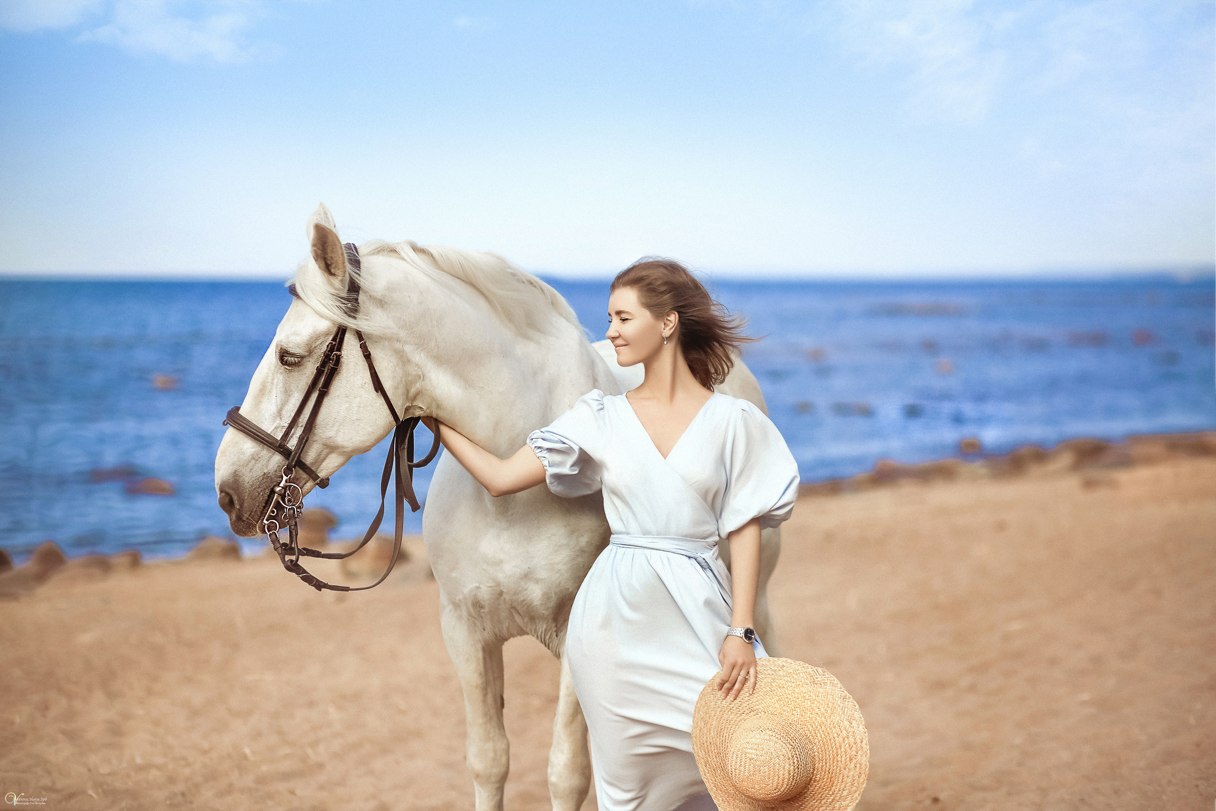 Фотосессия с белым конем на заливе. Фотограф женский и мужской портрет Санкт-Петербург
