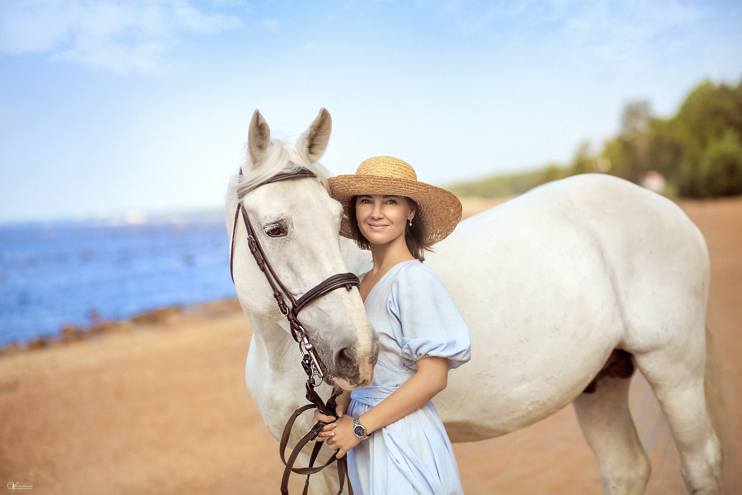 Фотосессия с белым конем на заливе. Фотограф женский и мужской портрет Санкт-Петербург