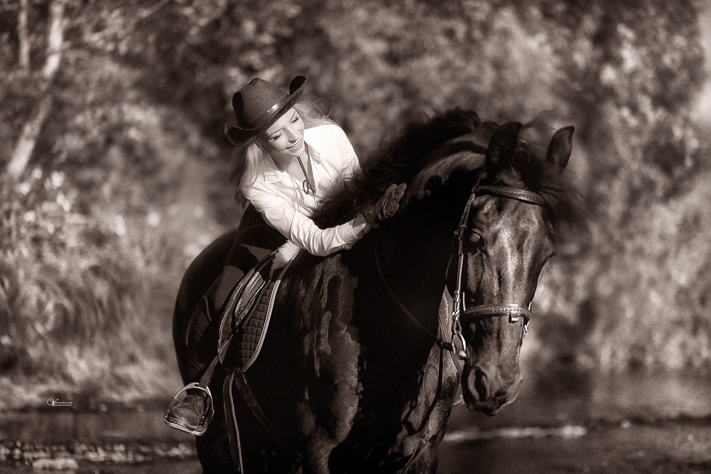 Съемка с лошадью на водопаде. Фотограф женский и мужской портрет Санкт-Петербург