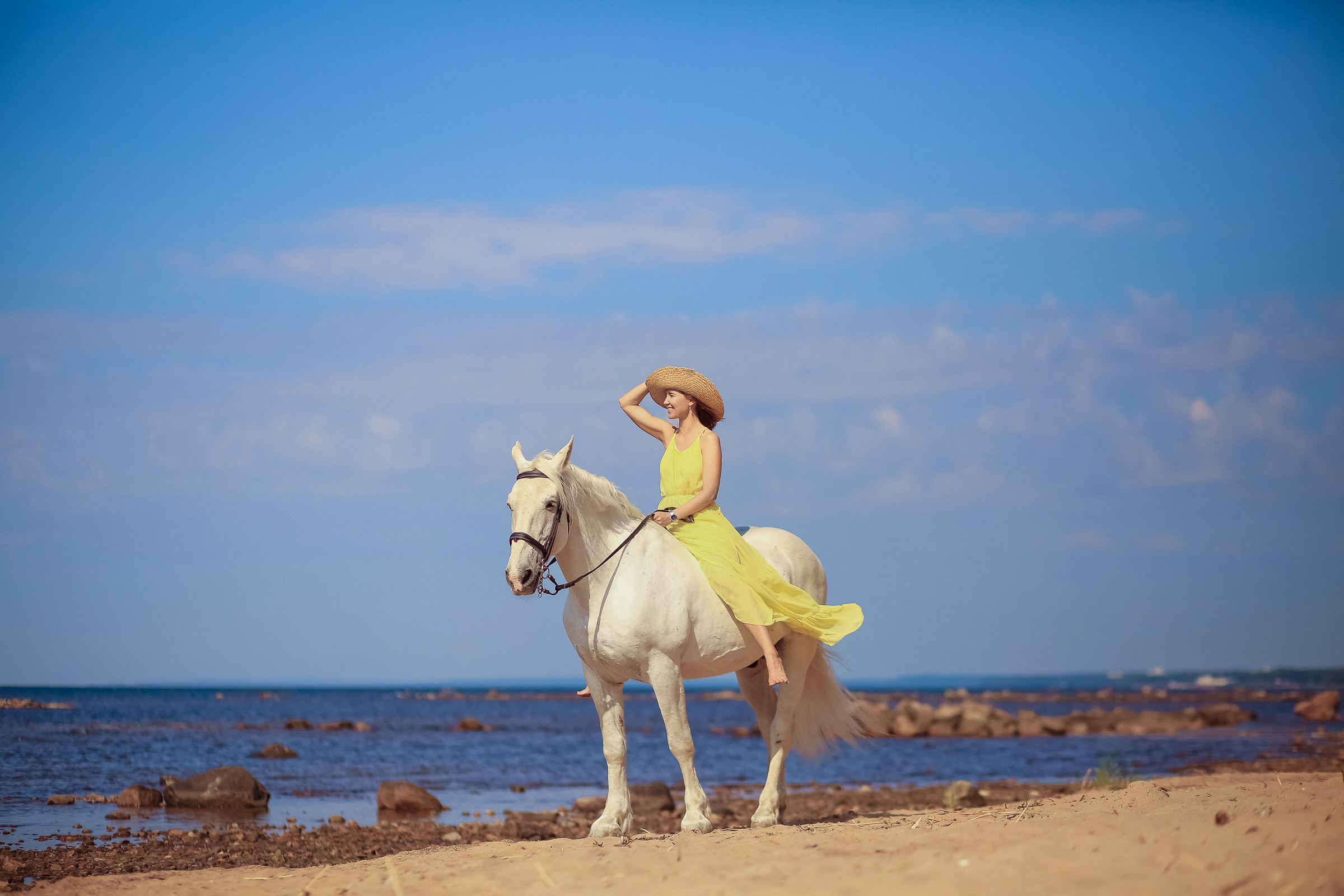 Фотосессия с белым конем в Санкт-Петербурге. Фотограф женский и мужской портрет Санкт-Петербург