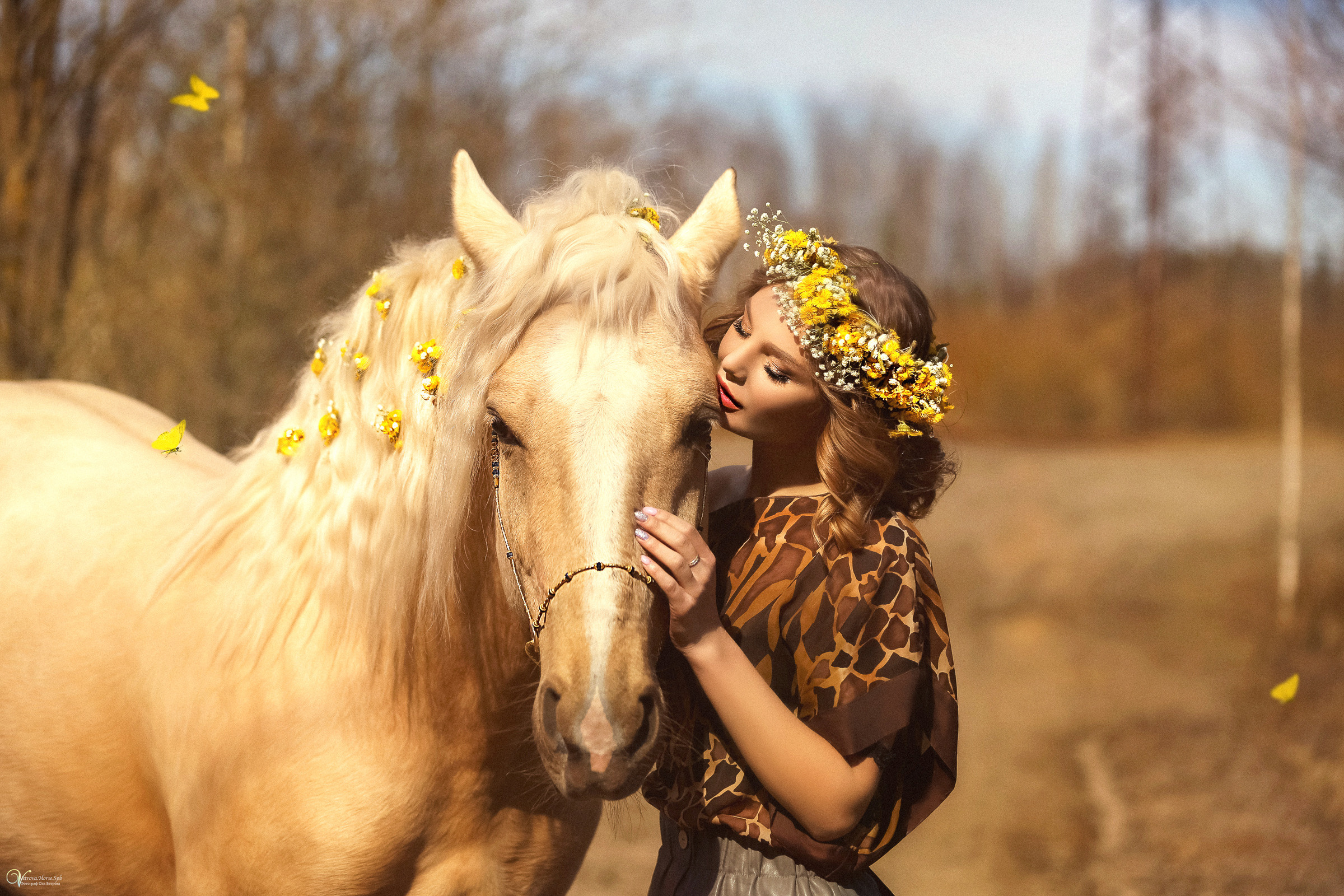 Весенняя конная фотосессия с конем и цветами. Фотограф женский и мужской портрет Санкт-Петербург