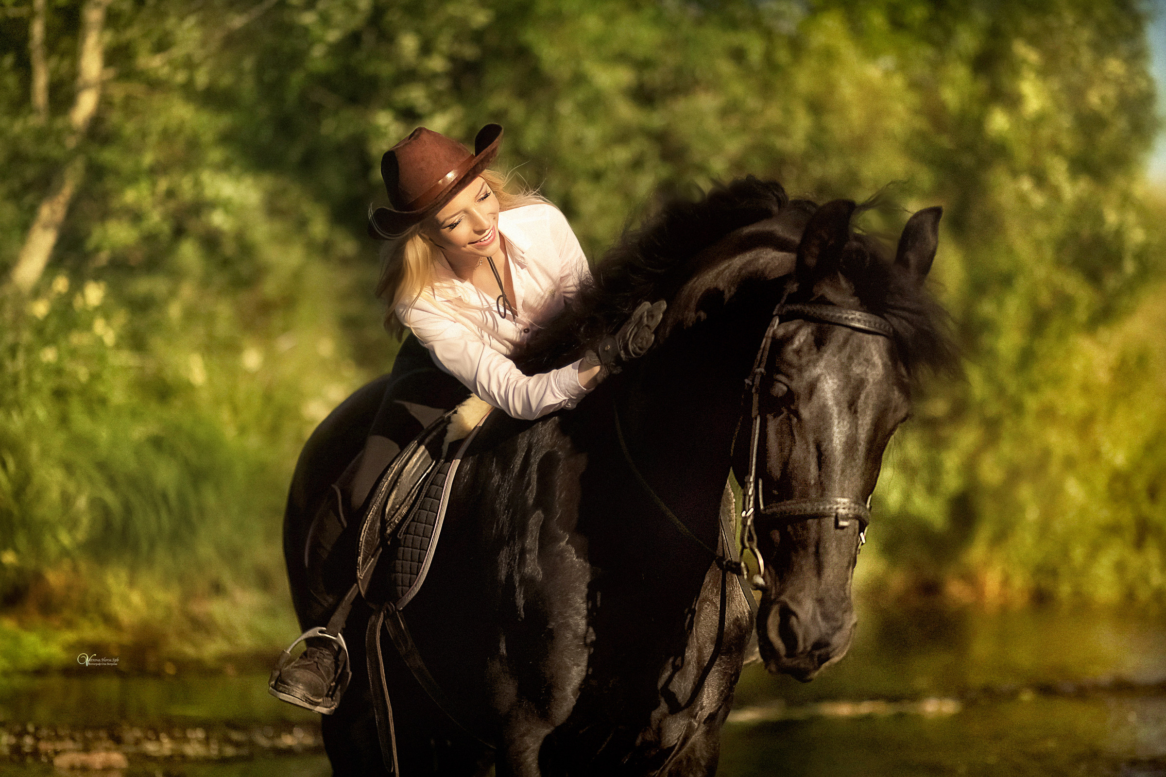 Съемка с лошадью на водопаде. Фотограф женский и мужской портрет Санкт-Петербург