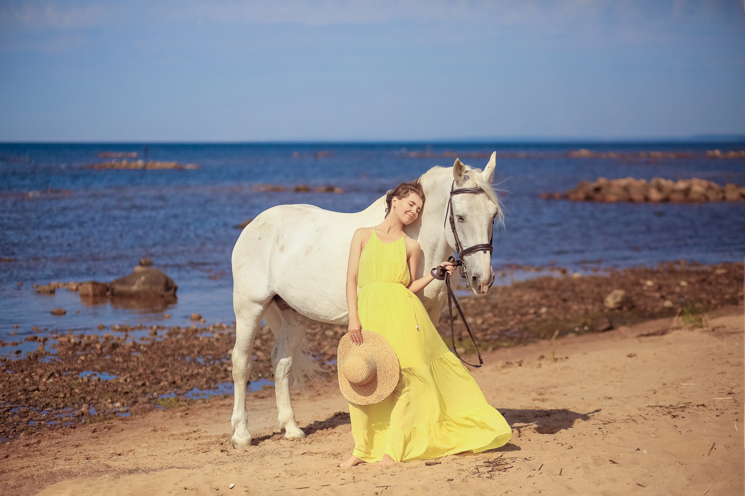 Фотосессия с белым конем в Санкт-Петербурге. Фотограф женский и мужской портрет Санкт-Петербург