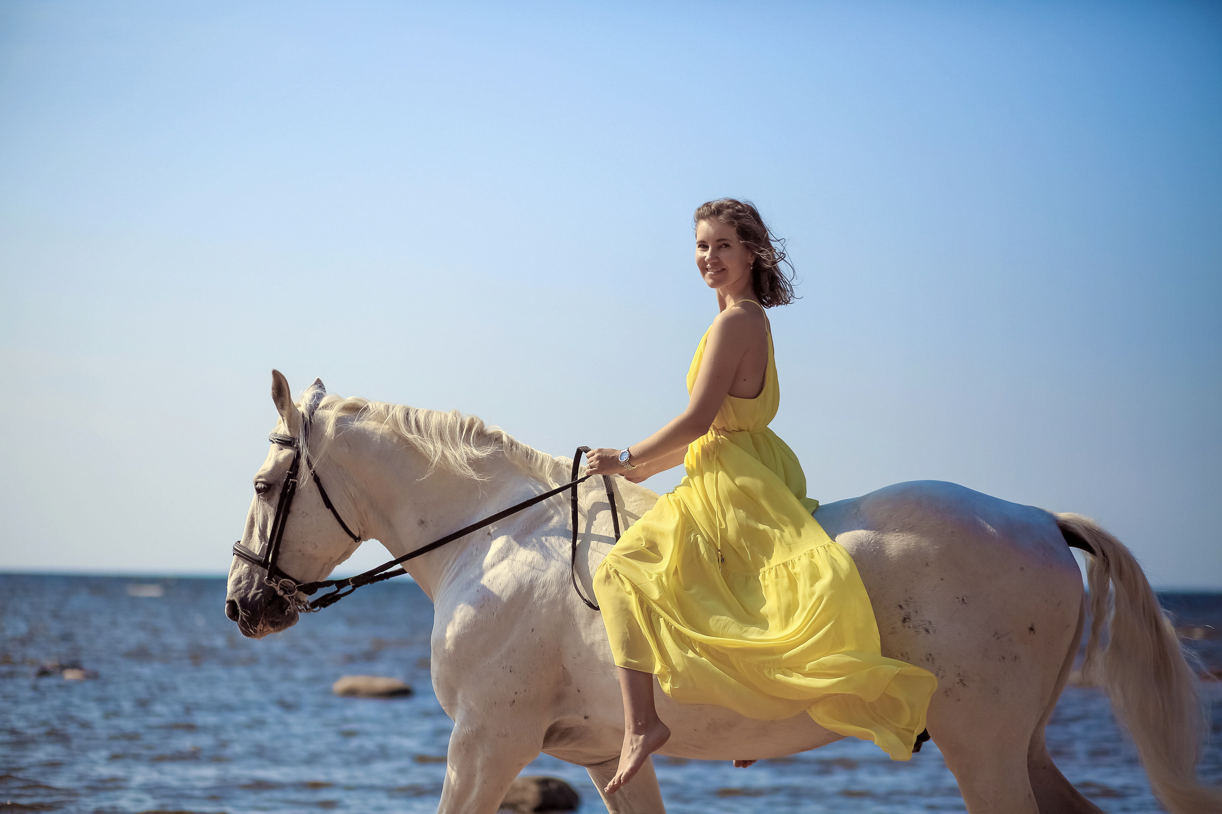 Фотосессия с белым конем в Санкт-Петербурге. Фотограф женский и мужской портрет Санкт-Петербург