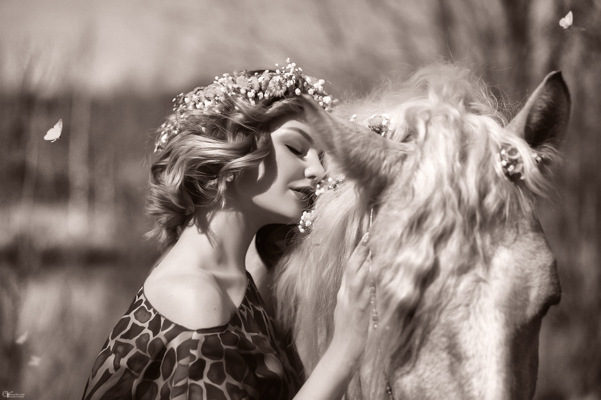 Весенняя конная фотосессия с конем и цветами. Фотограф женский и мужской портрет Санкт-Петербург