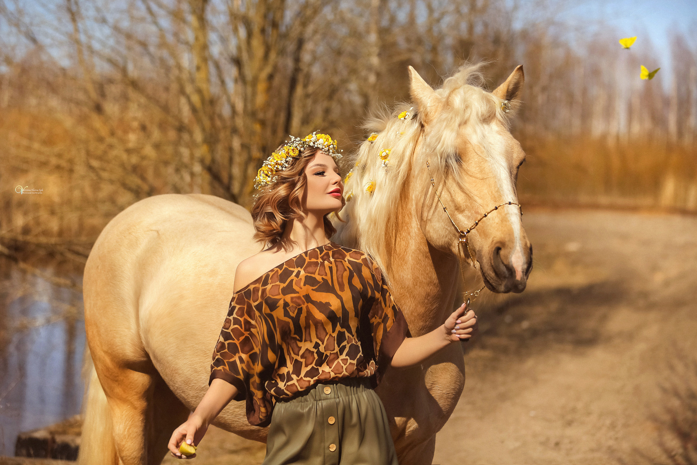 Весенняя конная фотосессия с конем и цветами. Фотограф женский и мужской портрет Санкт-Петербург