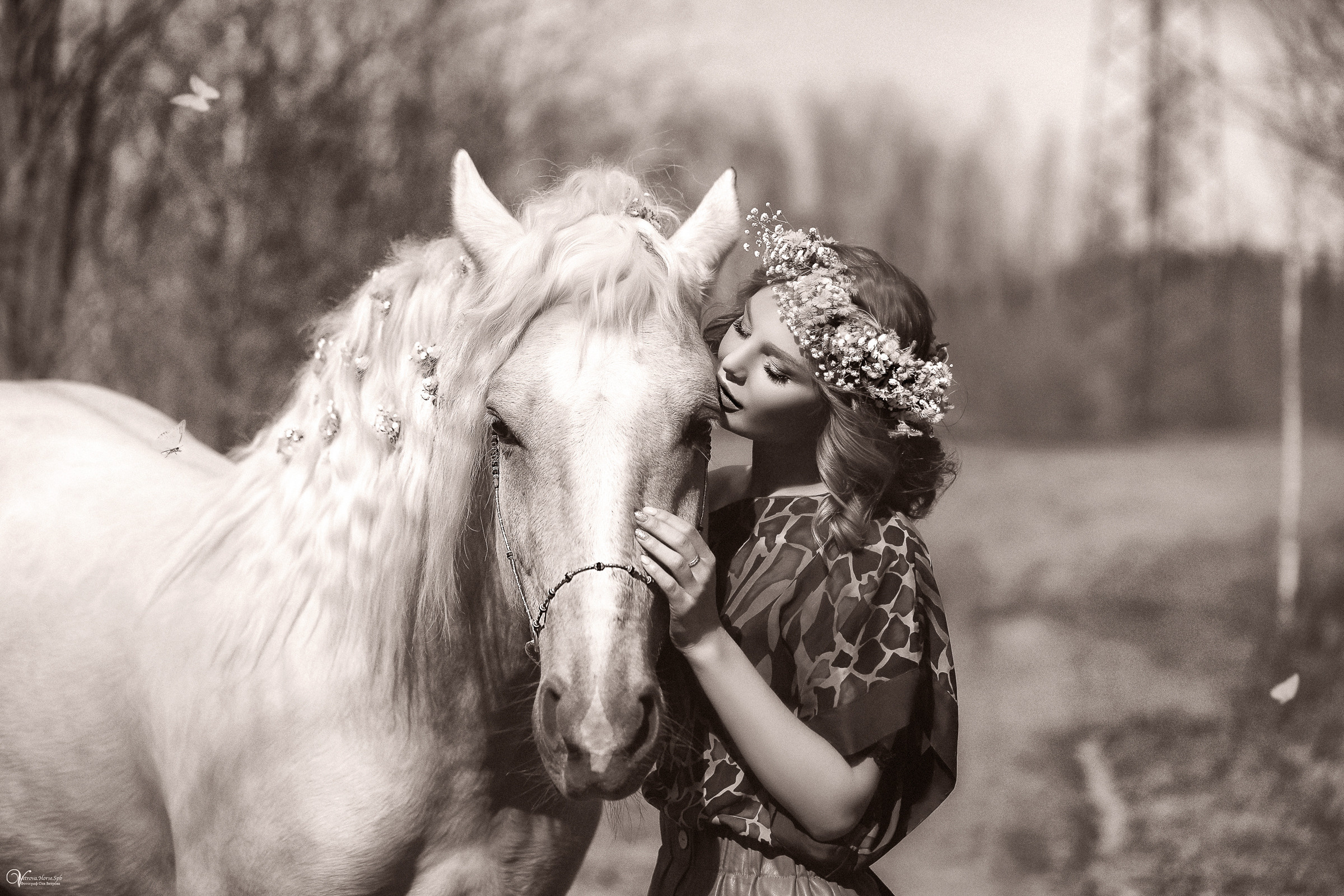 Весенняя конная фотосессия с конем и цветами. Фотограф женский и мужской портрет Санкт-Петербург