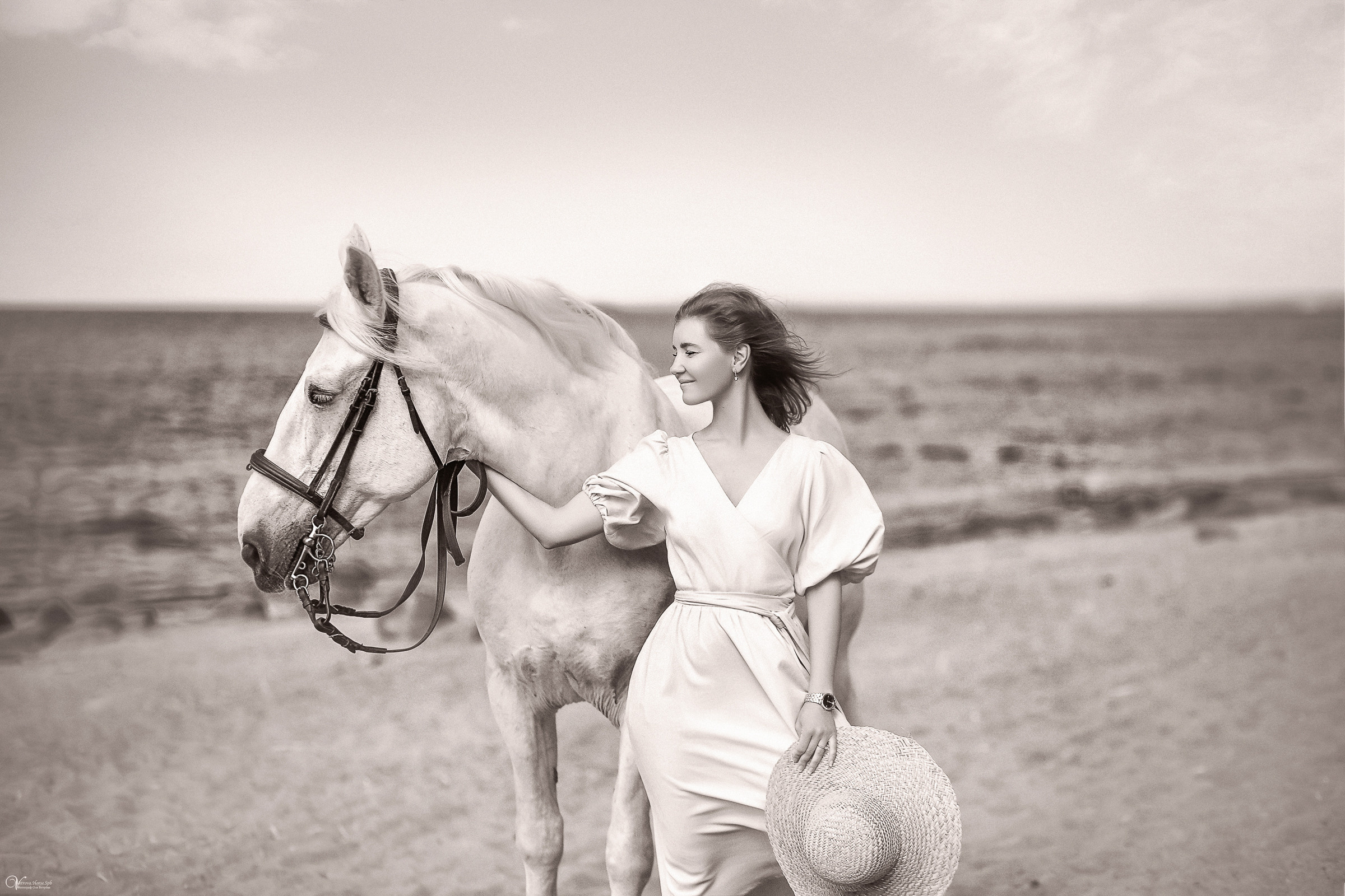 Фотосессия с белым конем на заливе. Фотограф женский и мужской портрет Санкт-Петербург