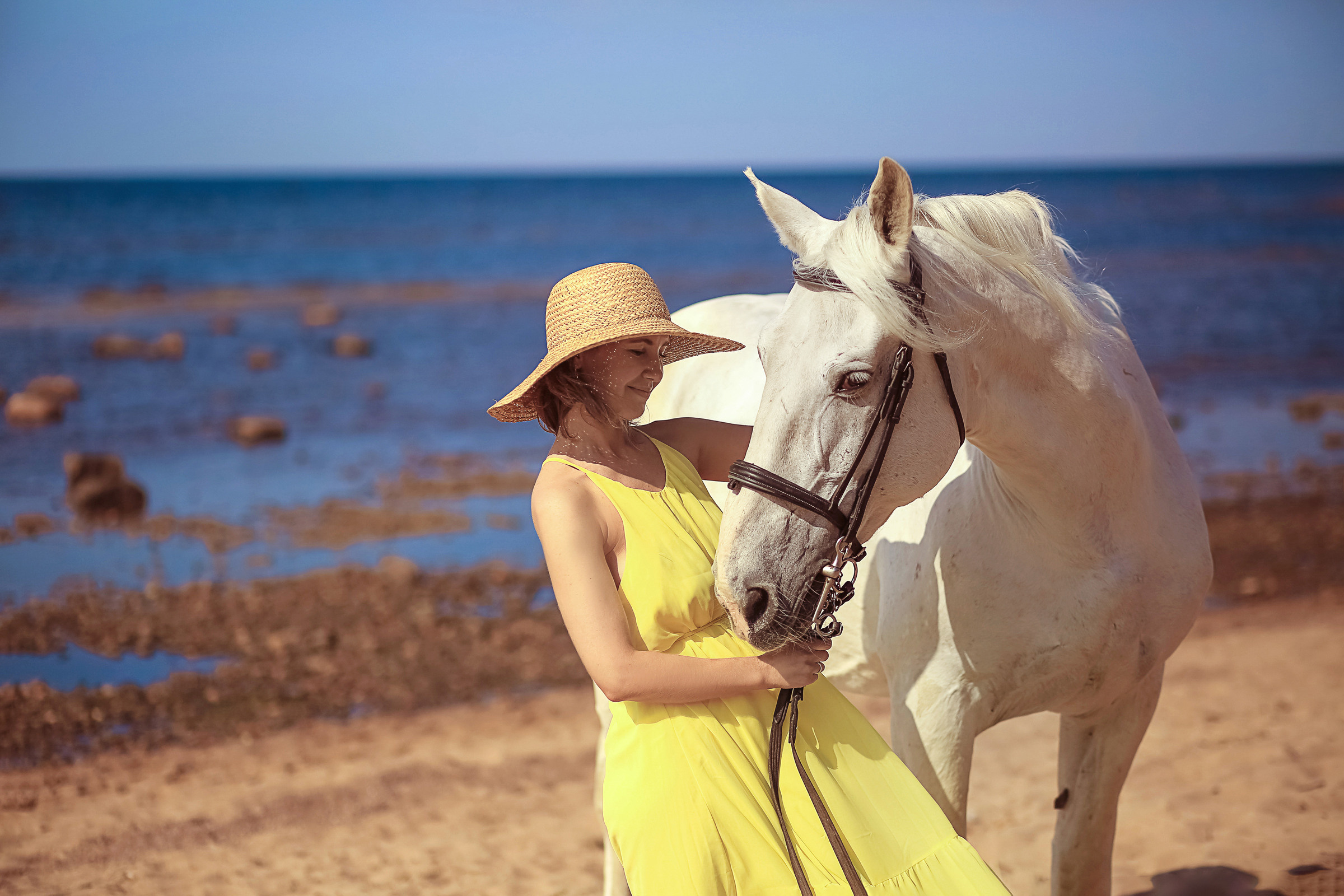 Фотосессия с белым конем в Санкт-Петербурге. Фотограф женский и мужской портрет Санкт-Петербург