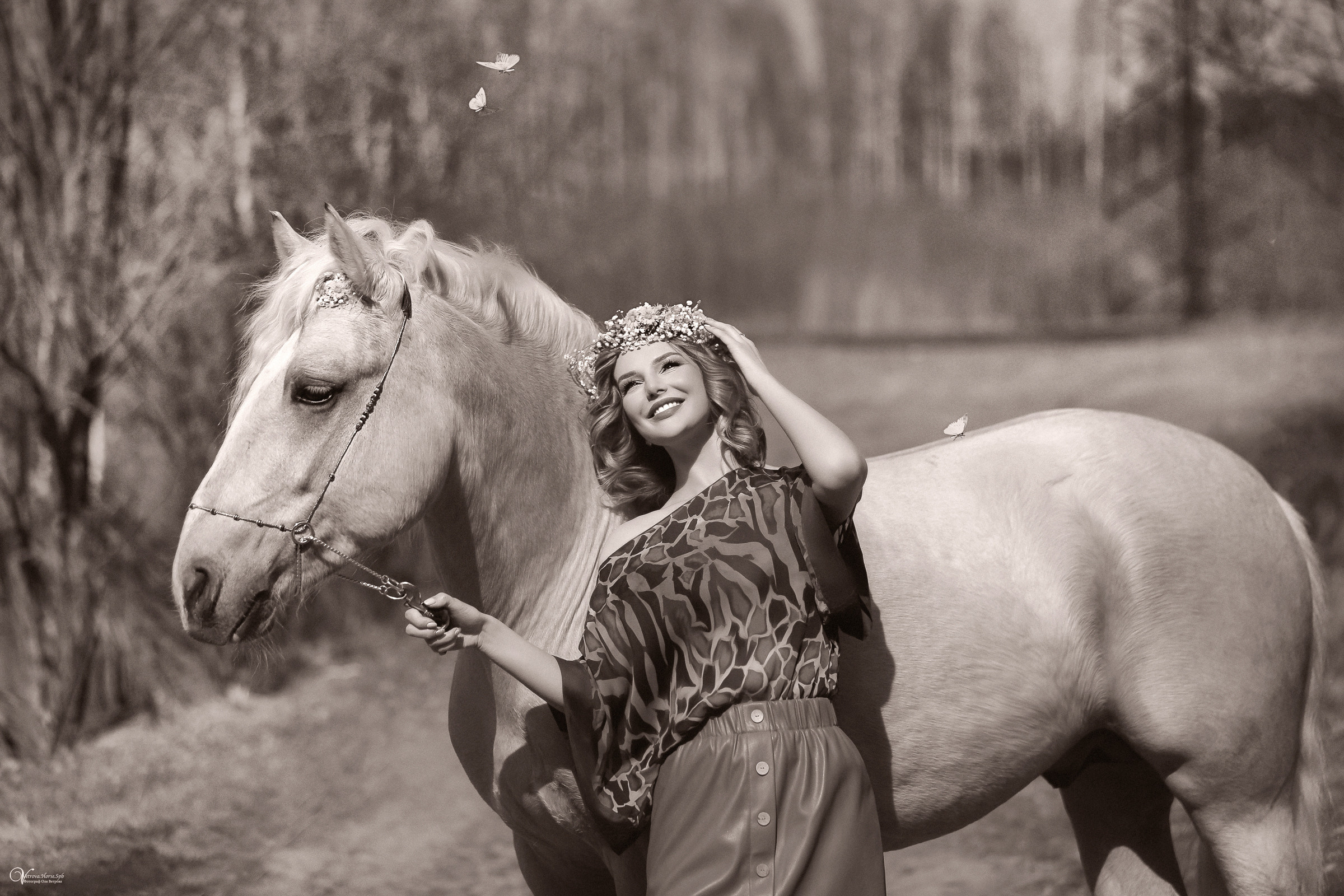 Весенняя конная фотосессия с конем и цветами. Фотограф женский и мужской портрет Санкт-Петербург