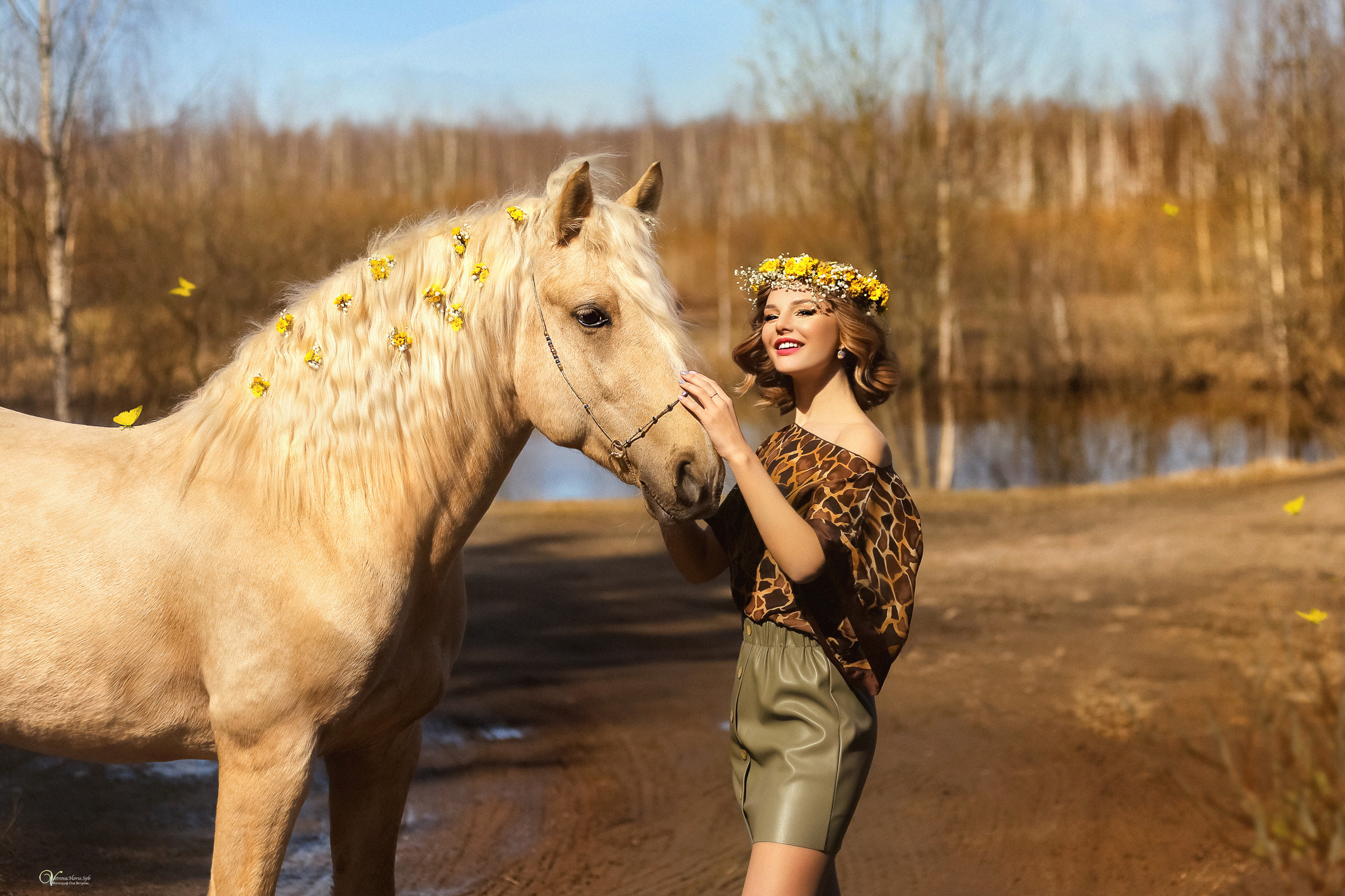 Весенняя конная фотосессия с конем и цветами. Фотограф женский и мужской портрет Санкт-Петербург