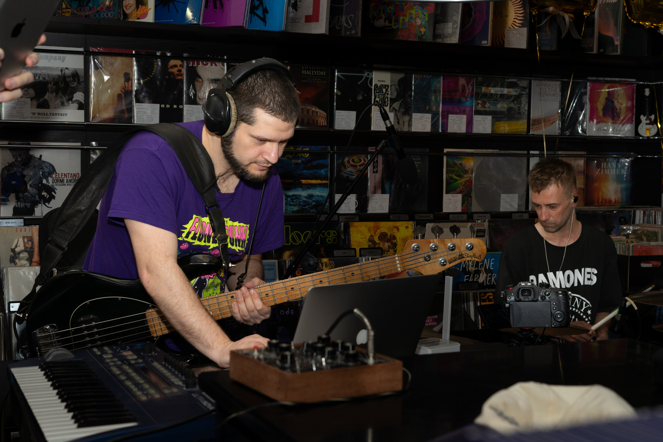 The Legendary Flower Punk — выступление в магазине пластинок. Фотограф Олег Колногоров