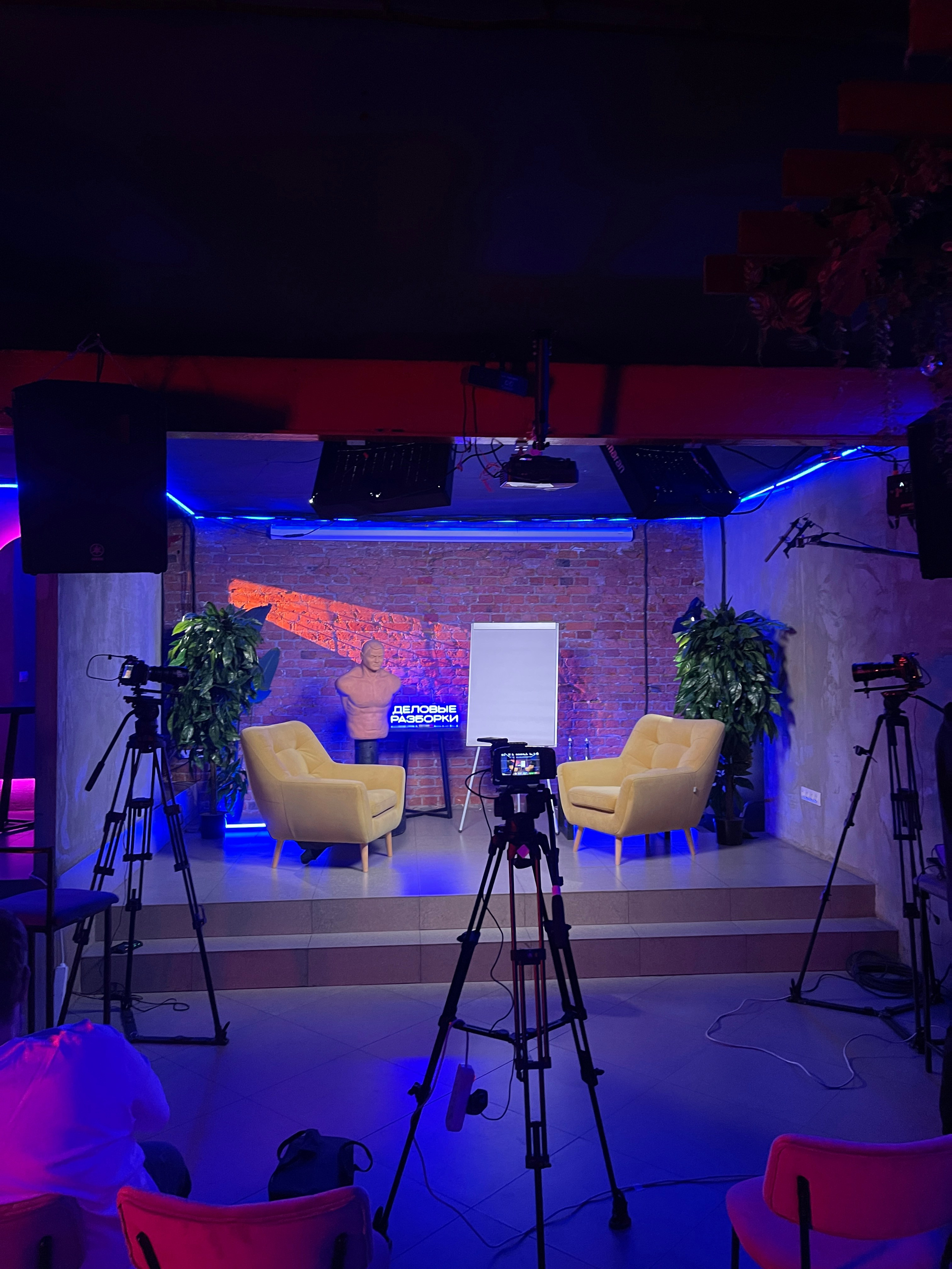 Интервью и подкасты. Продакшн-студия Videograf Guru