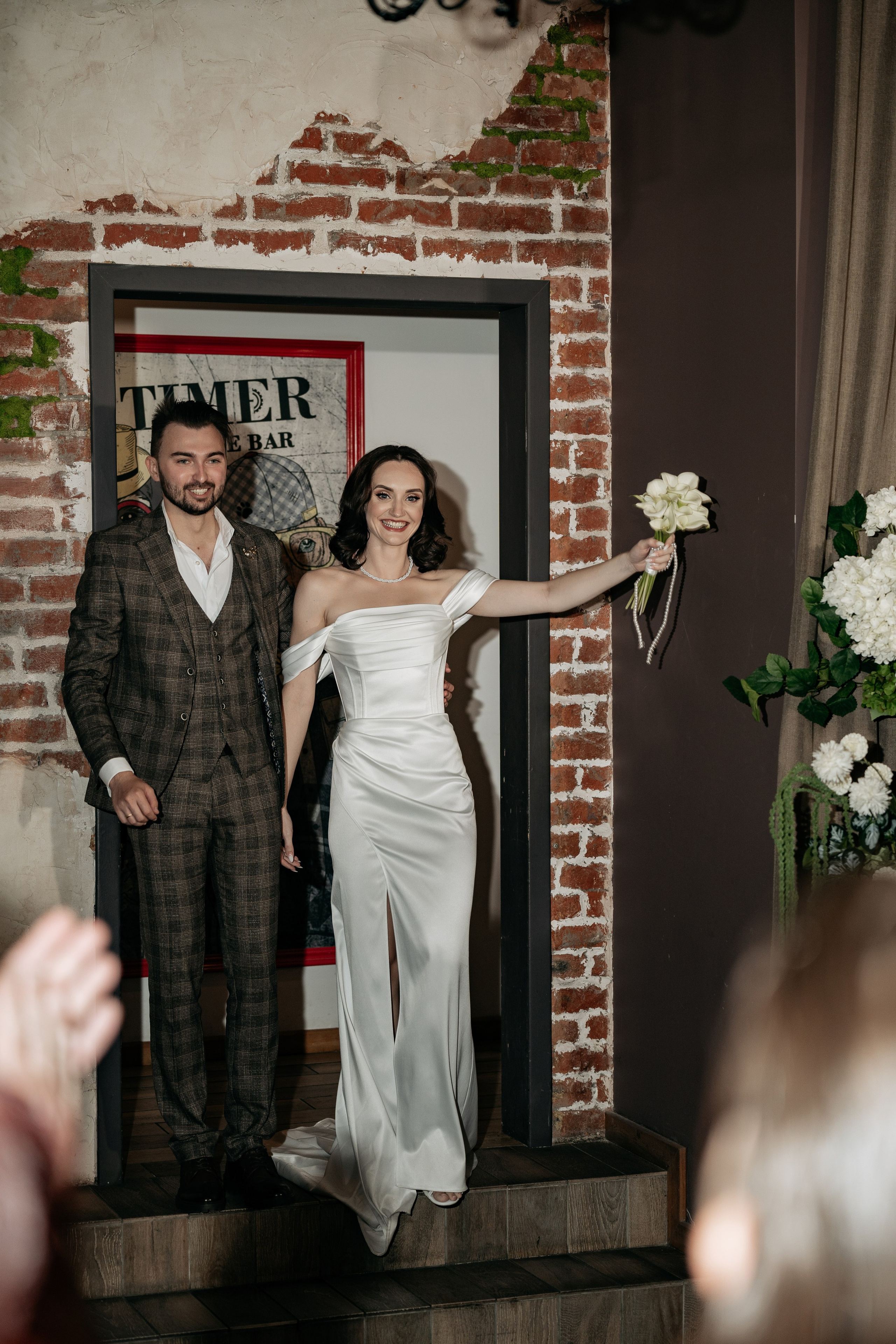 Свадебный фотограф Анапа — Торжественный выход молодоженов в банкетный зал под аплодисменты гостей.