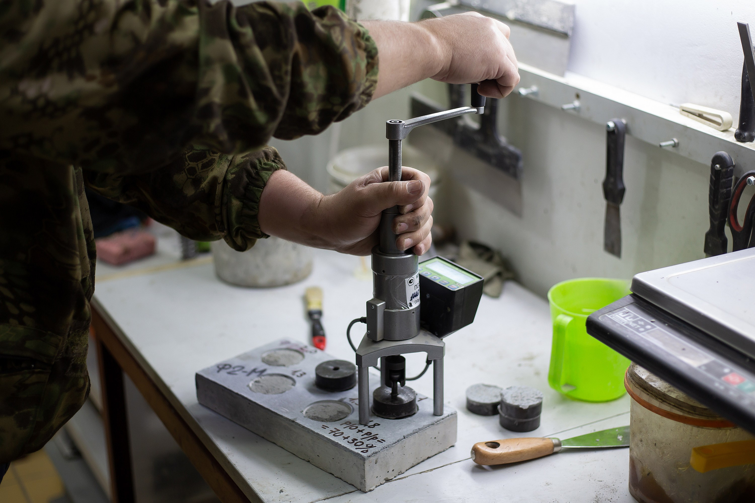 Фотографии с производства. Roman — Репортажный фотограф в Новосибирске